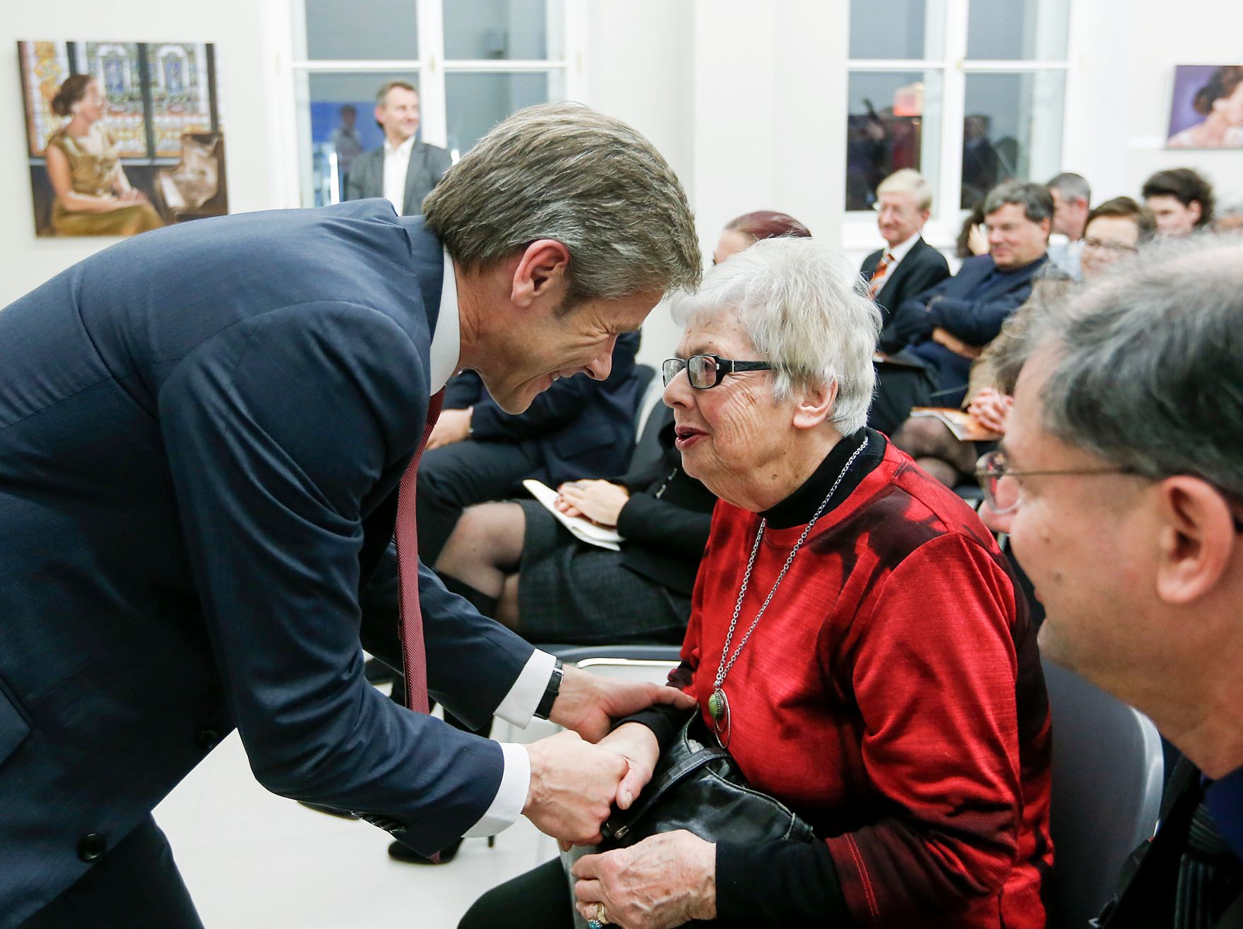 Am 10. Dezember 2014 er&ouml;ffnete Kunst- und Kulturminister Josef Ostermayer die Ausstellung &quot;F&uuml;r das Kind&quot; im Memorial Museum.