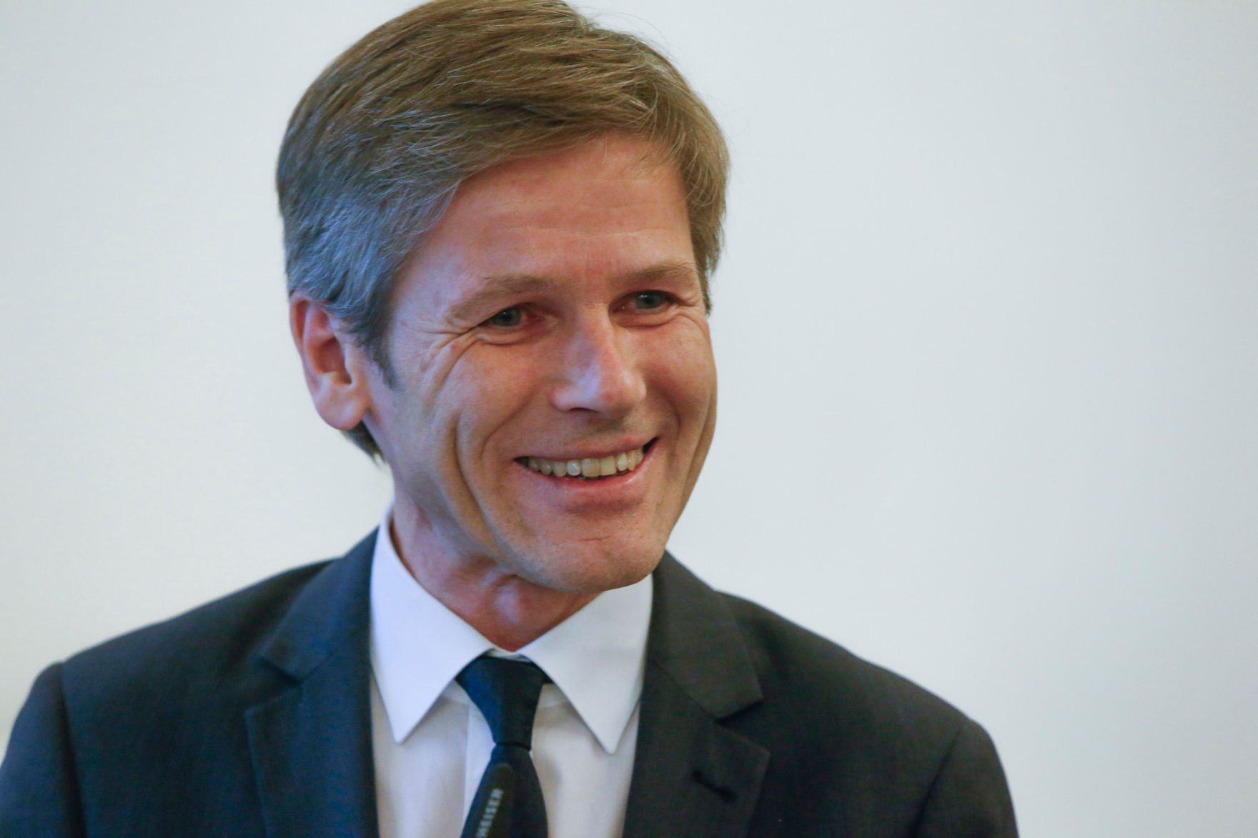 Am 12. Dezember 2014 &uuml;berreichte Kunst- und Kulturminister Josef Ostermayer (im Bild) das &Ouml;sterreichische Ehrenkreuz f&uuml;r Wissenschaft und Kunst I. Klasse an L&oacute;r&aacute;nd Hegyi.