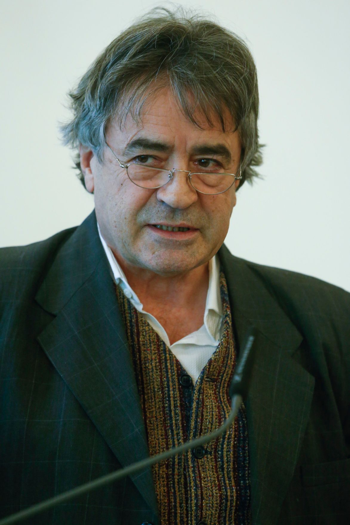 Am 12.Dezember 2014 &uuml;berreichte Kunst- und Kulturminister Josef Ostermayer das &Ouml;sterreichische Ehrenkreuz f&uuml;r Wissenschaft und Kunst I. Klasse an L&oacute;r&aacute;nd Hegyi. Im Bild Bernd Jeschek.