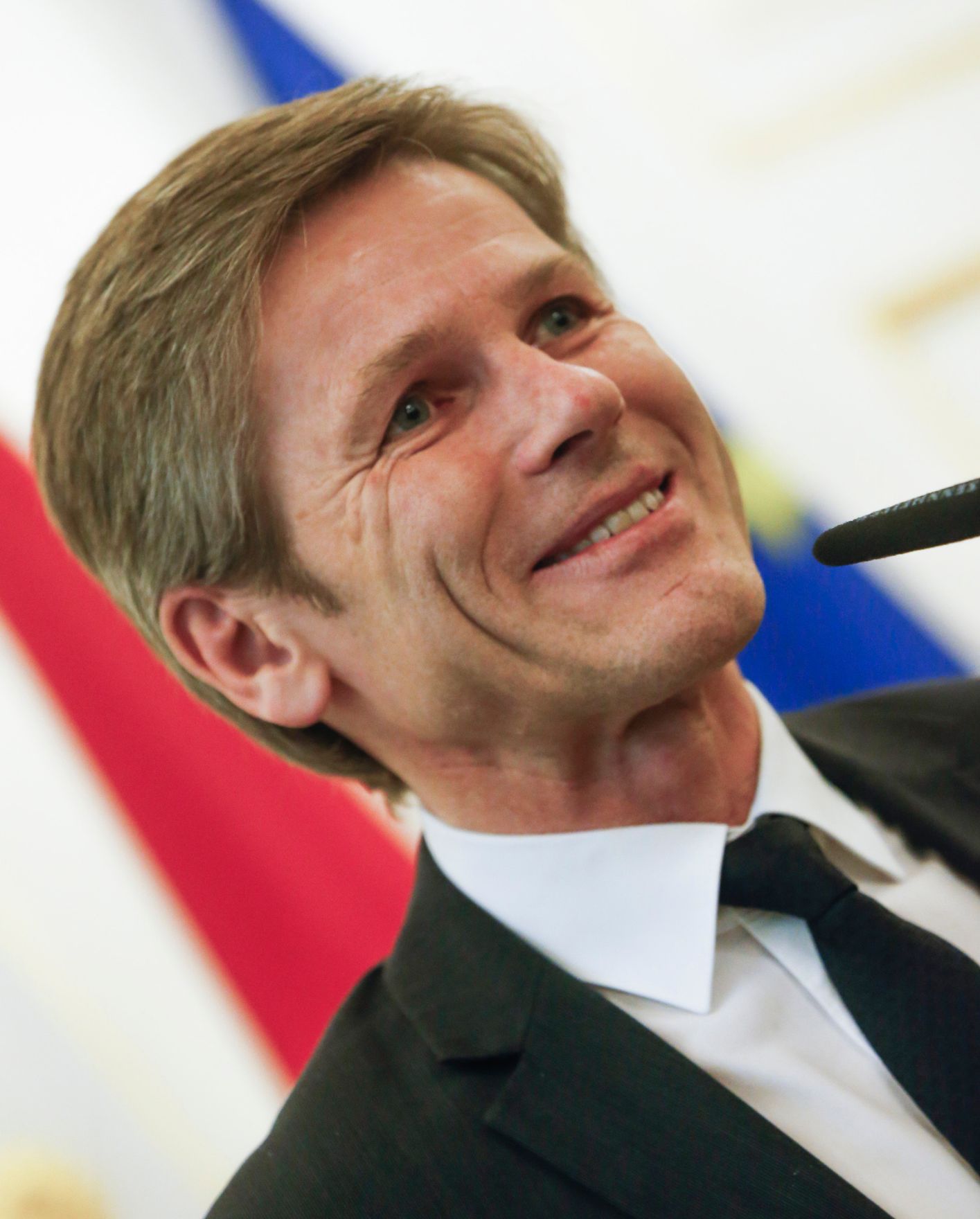 Am 12. Dezember 2014 &uuml;berreichte Kunst- und Kulturminister Josef Ostermayer (im BIld) das &Ouml;sterreichische Ehrenkreuz f&uuml;r Wissenschaft und Kunst I. Klasse an L&oacute;r&aacute;nd Hegyi.