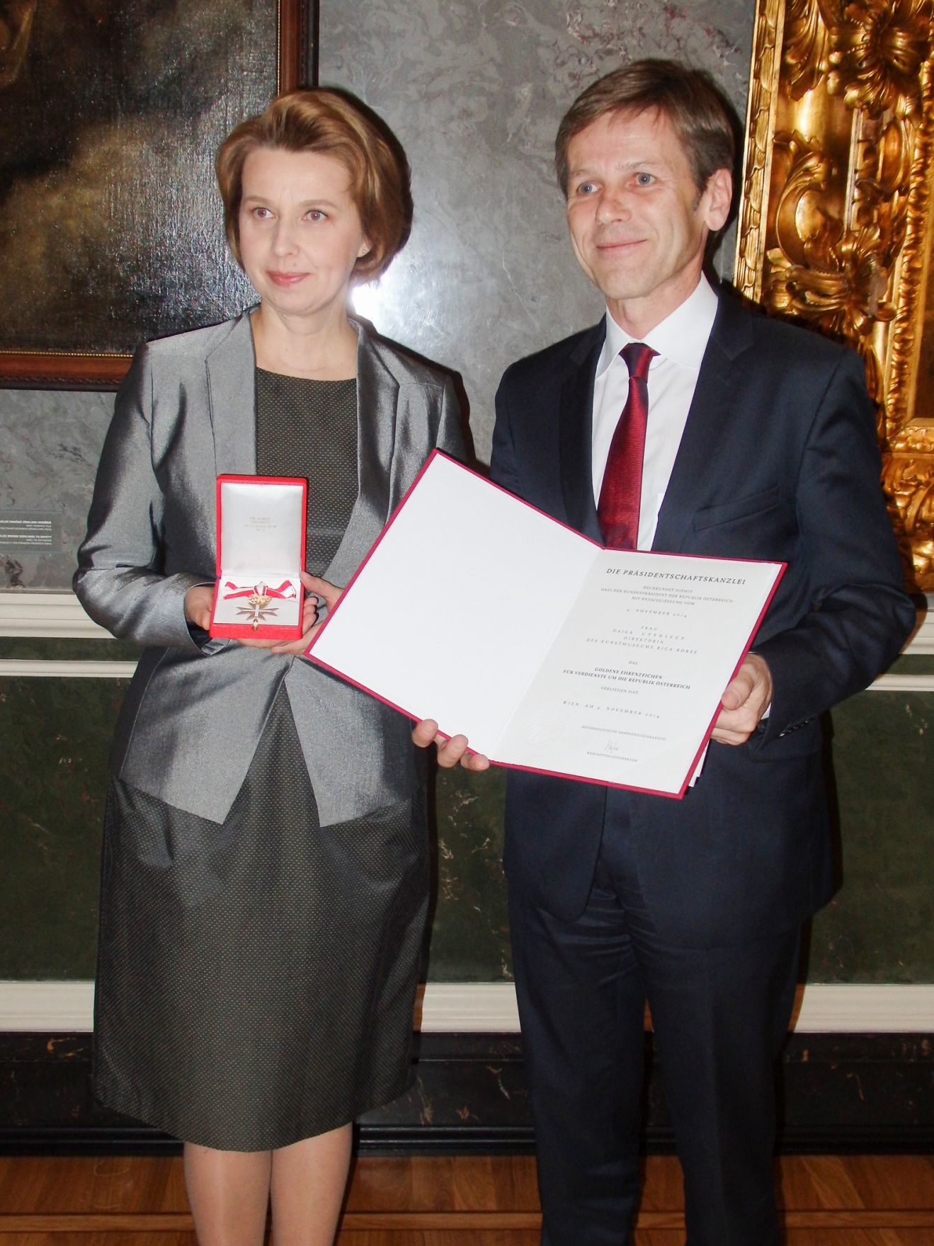 Kunst- und Kulturminister Josef Ostermayer beim Europ&auml;ischen Filmpreis in Riga am 13. Dezember 2014. Im Bild mit Mara Lace (GD Lettisches Kunstmuseum).