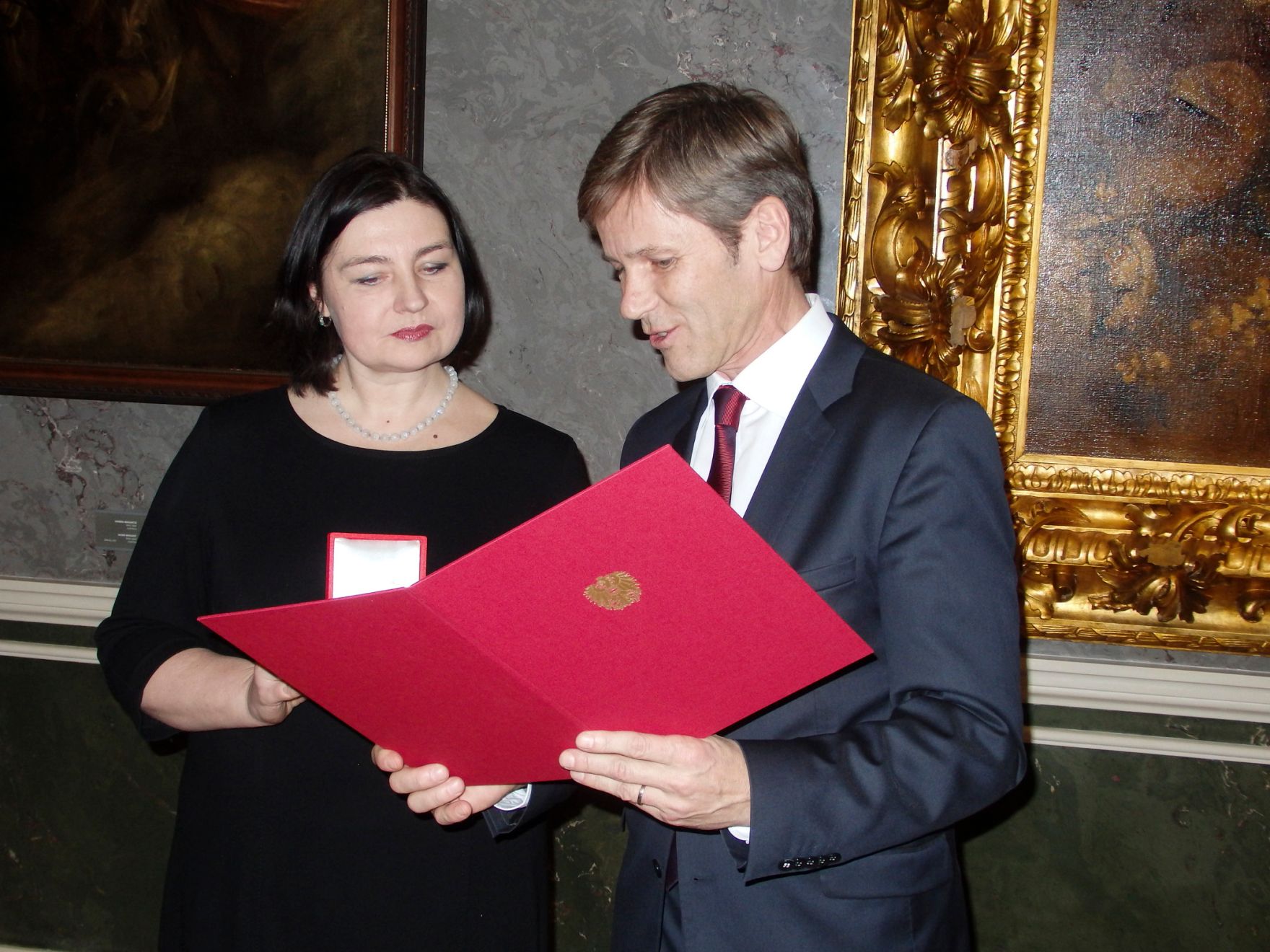 Kunst- und Kulturminister Josef Ostermayer beim Europ&auml;ischen Filmpreis in Riga am 13. Dezember 2014. Im Bild mit Daiga Upeniece (Kunstmuseum Riga B&ouml;rse).