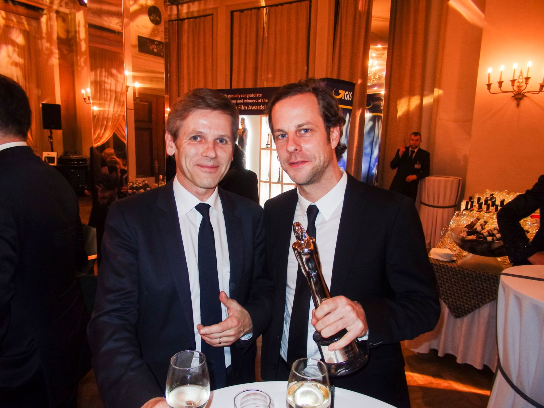 Kunst- und Kulturminister Josef Ostermayer (l.) beim Europ&auml;ischen Filmpreis in Riga am 13. Dezember 2014. Im Bild mit Preistr&auml;ger Mark Bauder (r.).