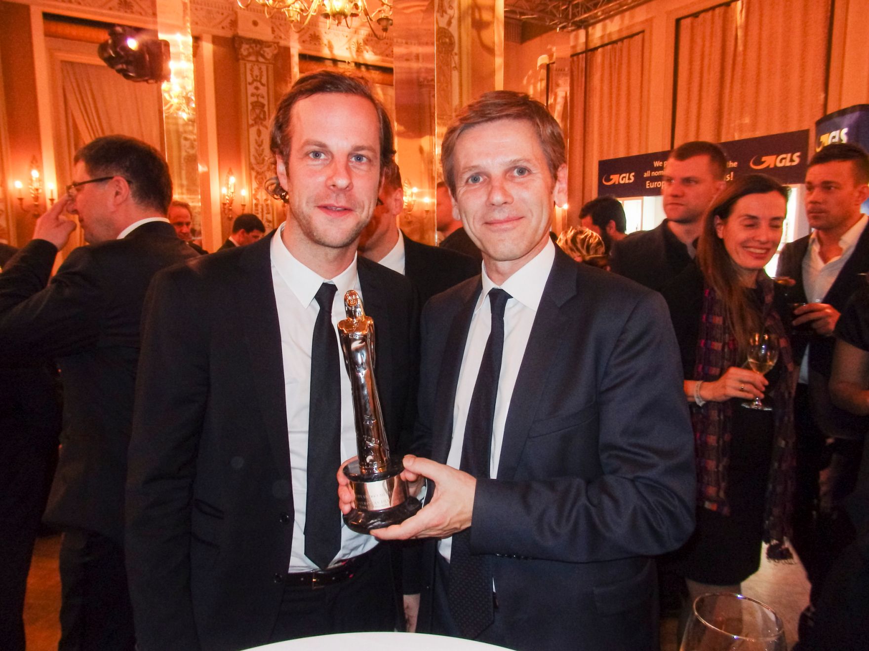 Kunst- und Kulturminister Josef Ostermayer (r.) beim Europ&auml;ischen Filmpreis in Riga am 13. Dezember 2014. Im Bild mit Preistr&auml;ger Mark Bauder (l.).