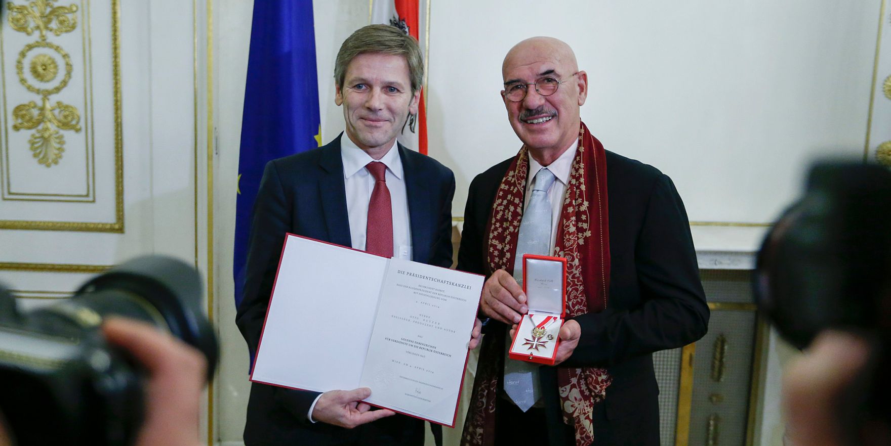 Am 16. Dezember 2014 &uuml;berreichte Kunst- und Kulturminister Josef Ostermayer (l.) das Goldene Ehrenzeichen f&uuml;r Verdienste um die Republik &Ouml;sterreich an Otto Retzer (r.).