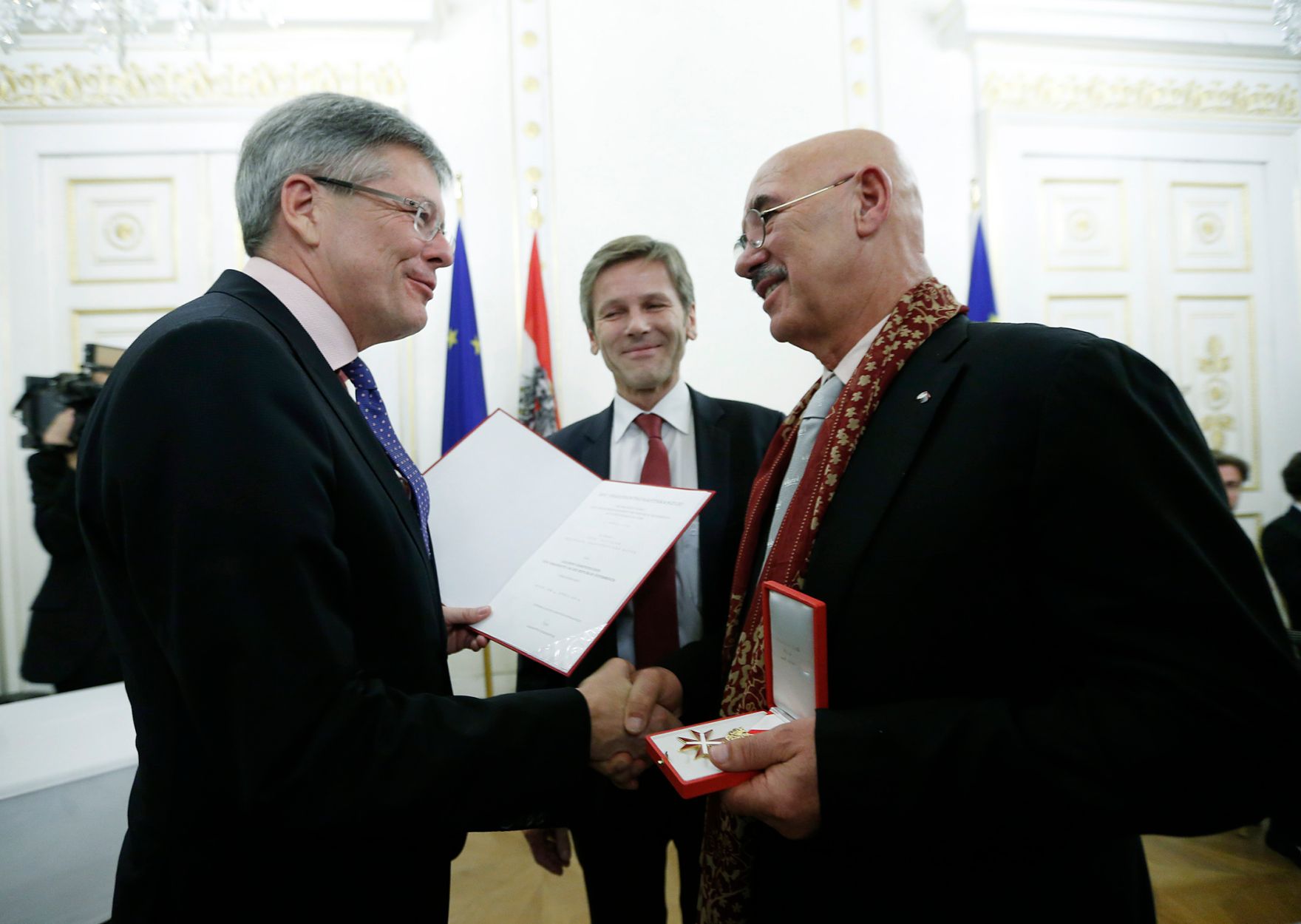 Am 16. Dezember 2014 &uuml;berreichte Kunst- und Kulturminister Josef Ostermayer (m.) das Goldene Ehrenzeichen f&uuml;r Verdienste um die Republik &Ouml;sterreich an Otto Retzer (r.). Im Bild mit dem Landeshauptmann von K&auml;rnten Peter Kaiser (l.).