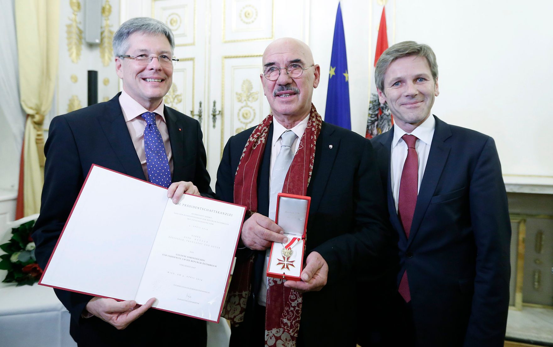 Am 16. Dezember 2014 &uuml;berreichte Kunst- und Kulturminister Josef Ostermayer (r.) das Goldene Ehrenzeichen f&uuml;r Verdienste um die Republik &Ouml;sterreich an Otto Retzer (m.). Im Bild mit dem Landeshauptmann von K&auml;rnten Peter Kaiser (l.).