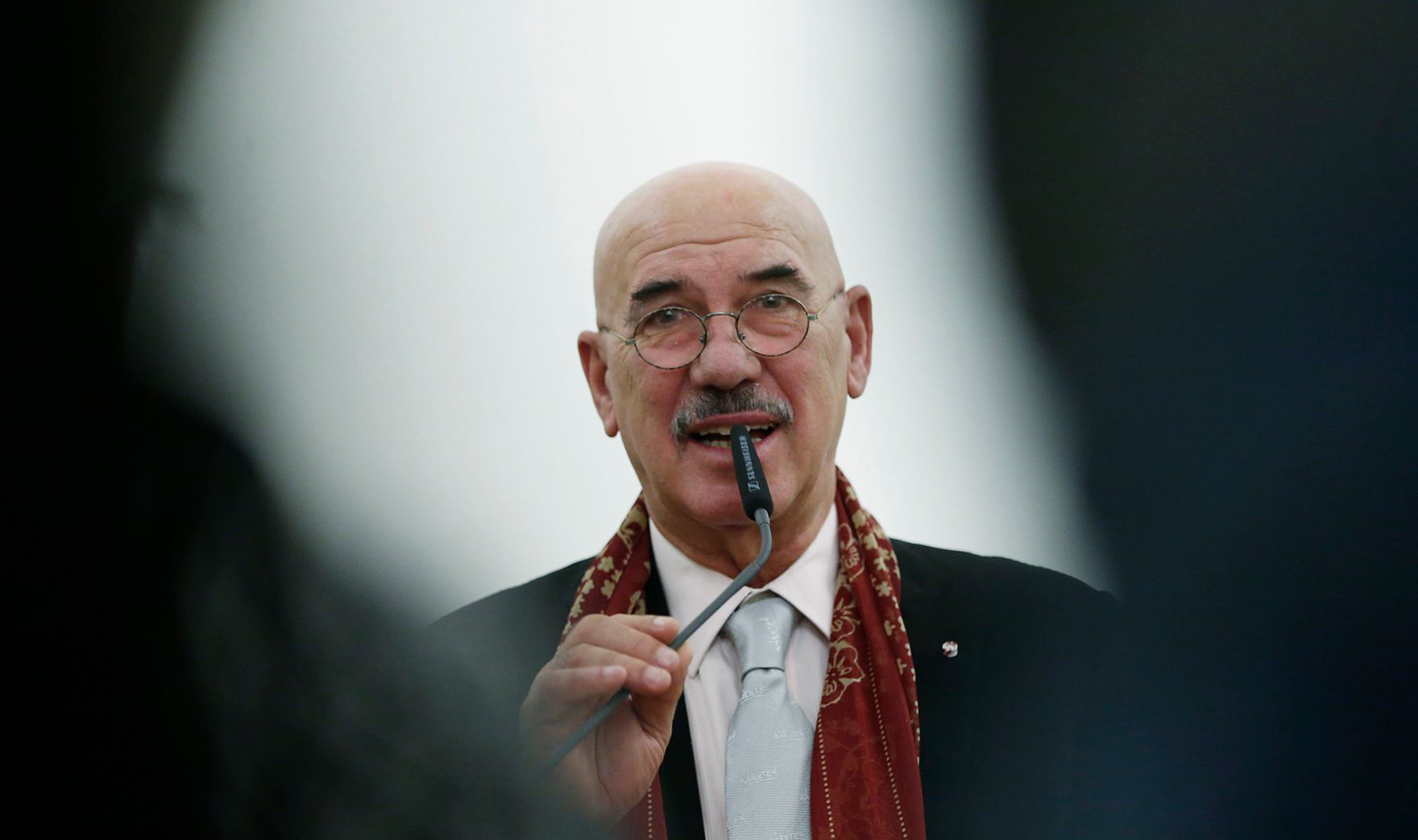 Am 16. Dezember 2014 &uuml;berreichte Kunst- und Kulturminister Josef Ostermayer das Goldene Ehrenzeichen f&uuml;r Verdienste um die Republik &Ouml;sterreich an Otto Retzer.