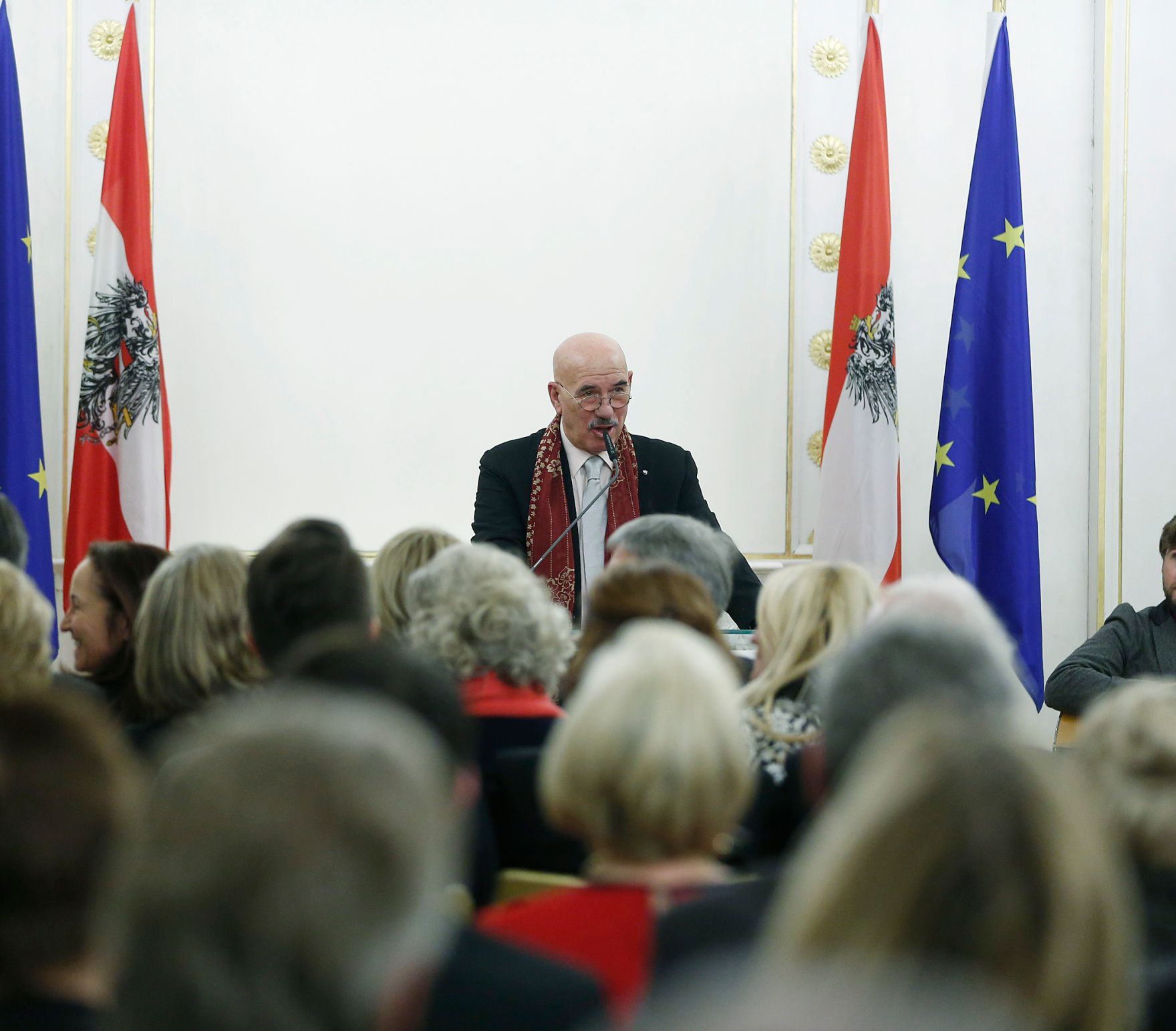 Am 16. Dezember 2014 &uuml;berreichte Kunst- und Kulturminister Josef Ostermayer das Goldene Ehrenzeichen f&uuml;r Verdienste um die Republik &Ouml;sterreich an Otto Retzer.