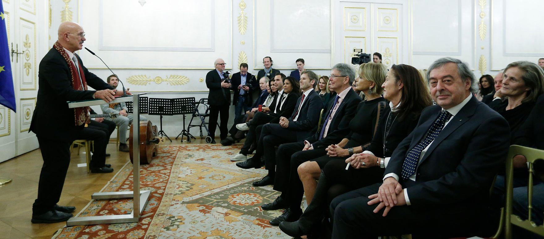 Am 16. Dezember 2014 &uuml;berreichte Kunst- und Kulturminister Josef Ostermayer das Goldene Ehrenzeichen f&uuml;r Verdienste um die Republik &Ouml;sterreich an Otto Retzer.