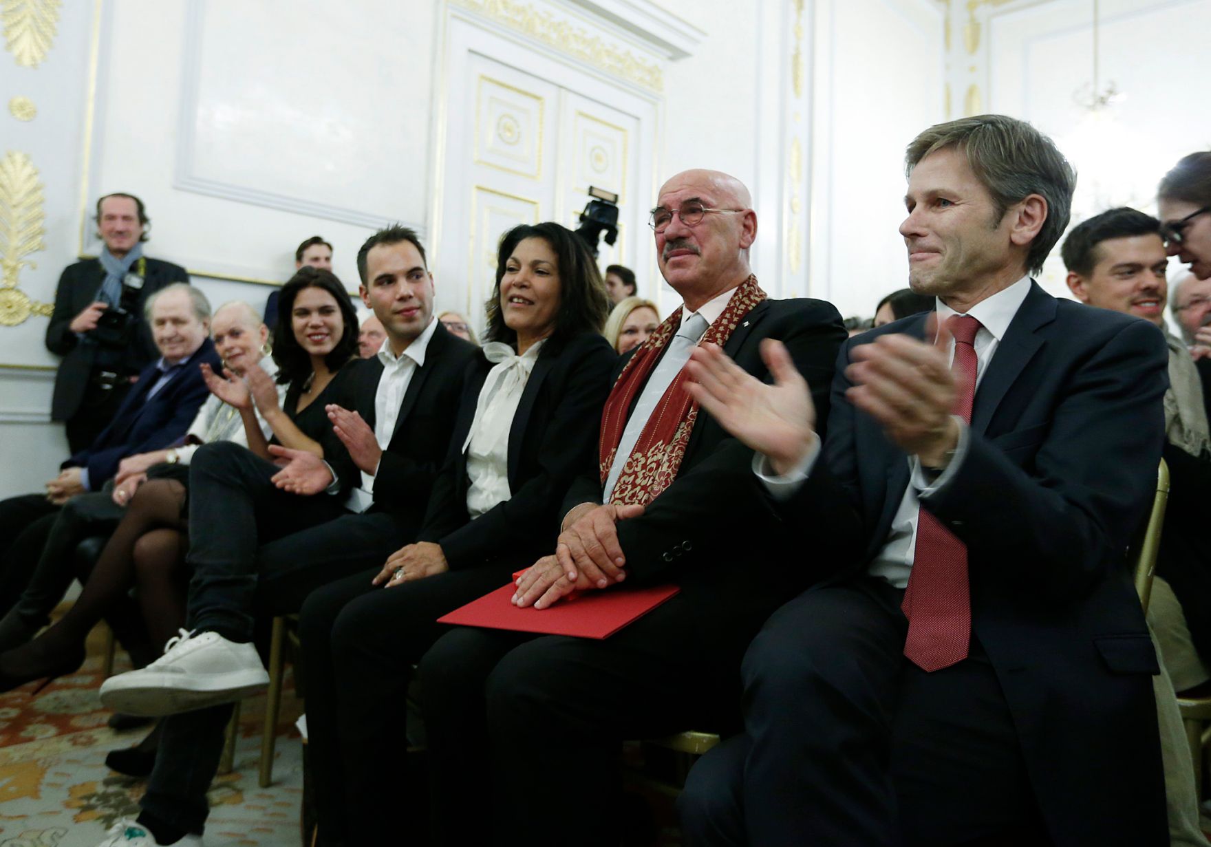 Am 16. Dezember 2014 &uuml;berreichte Kunst- und Kulturminister Josef Ostermayer das Goldene Ehrenzeichen f&uuml;r Verdienste um die Republik &Ouml;sterreich an Otto Retzer.