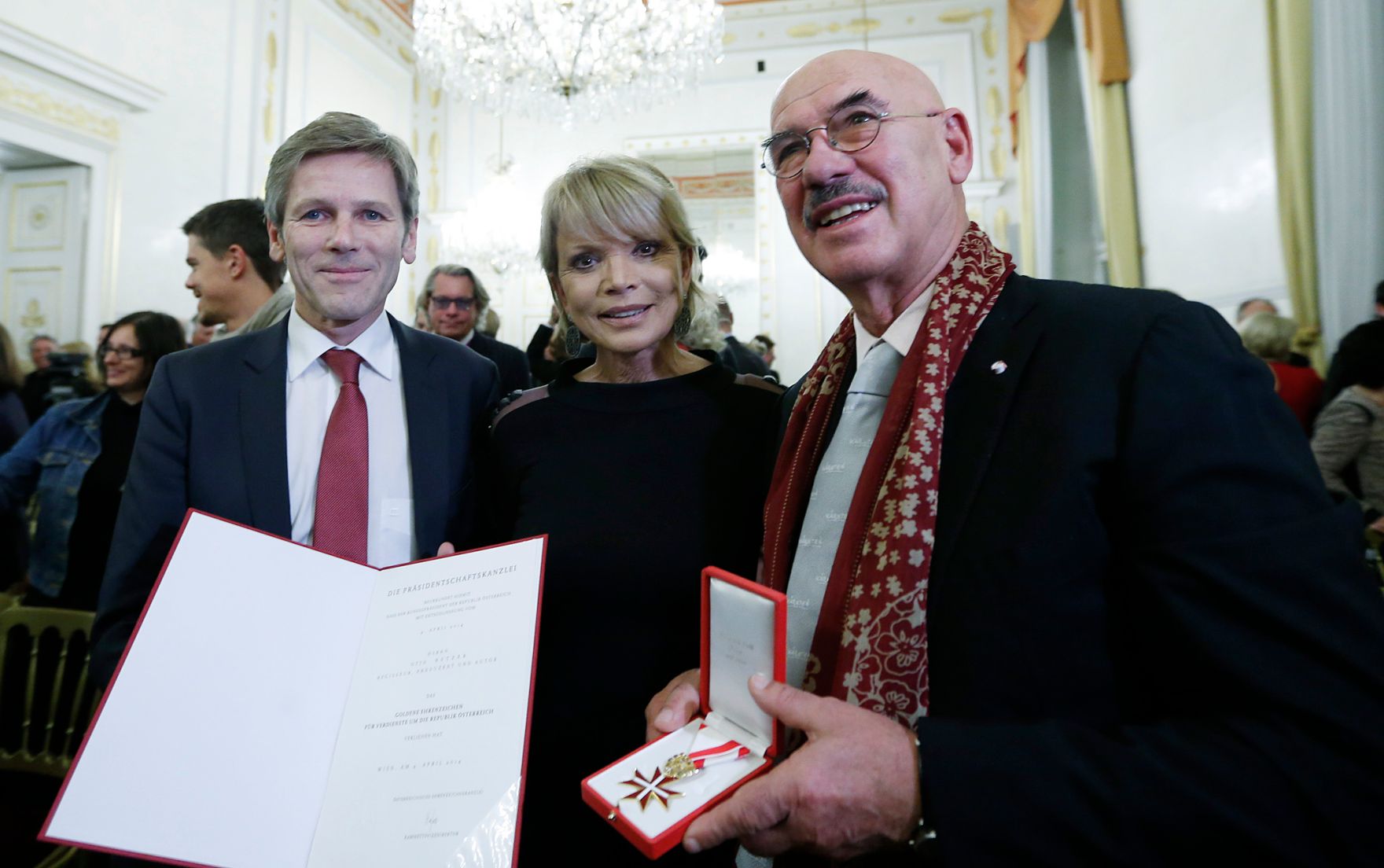 Am 16. Dezember 2014 &uuml;berreichte Kunst- und Kulturminister Josef Ostermayer das Goldene Ehrenzeichen f&uuml;r Verdienste um die Republik &Ouml;sterreich an Otto Retzer.