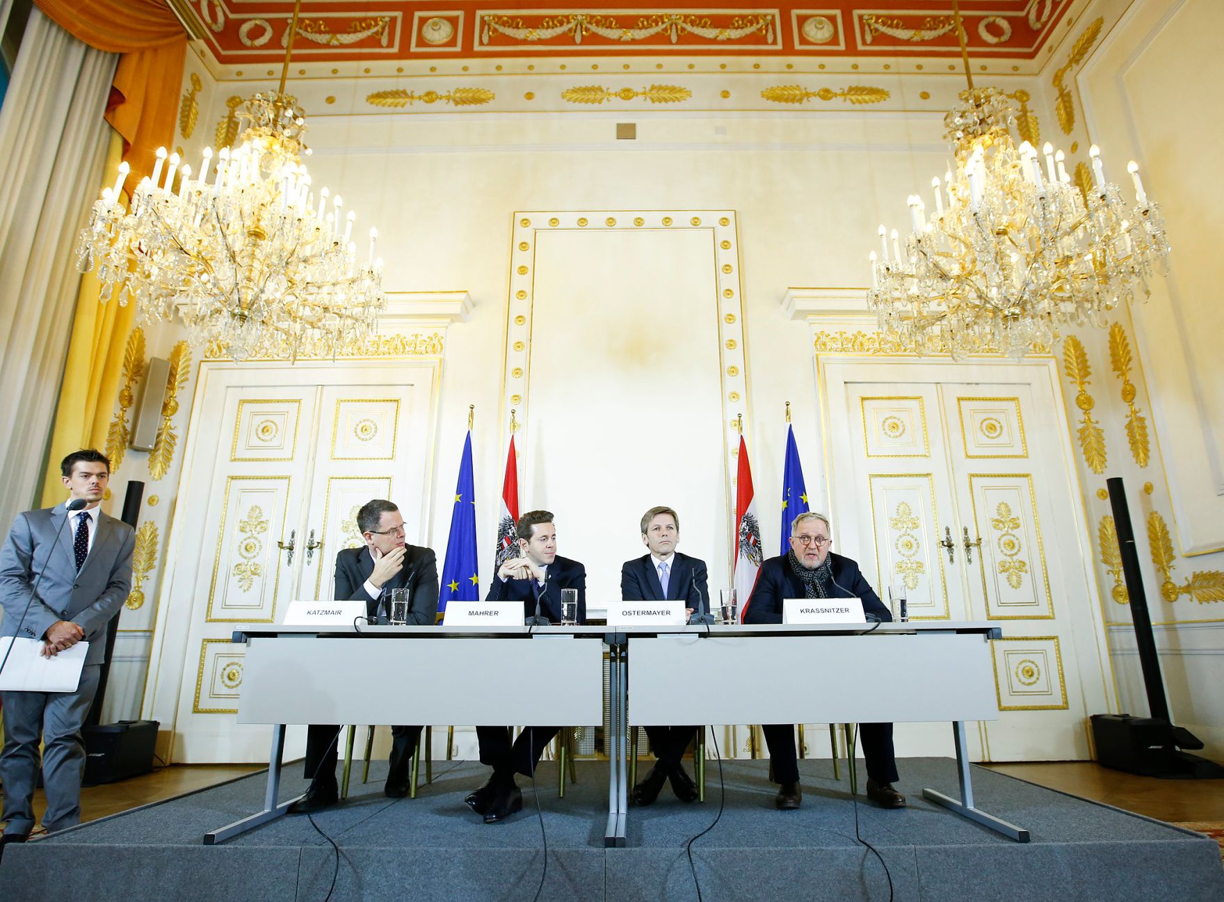 Am 22. Dezember 2014 hielt Kunst- und Kulturminister Josef Ostermayer (m.r.) gemeinsam mit Staatssekret&auml;r Harald Mahrer (m.l.), Schauspieler Harald Krassnitzer (r.) und Harald Katzmair (l.) von FAS.research eine Pressekonferenz zum Thema &quot;Der neue Wiener Kongress&quot;.