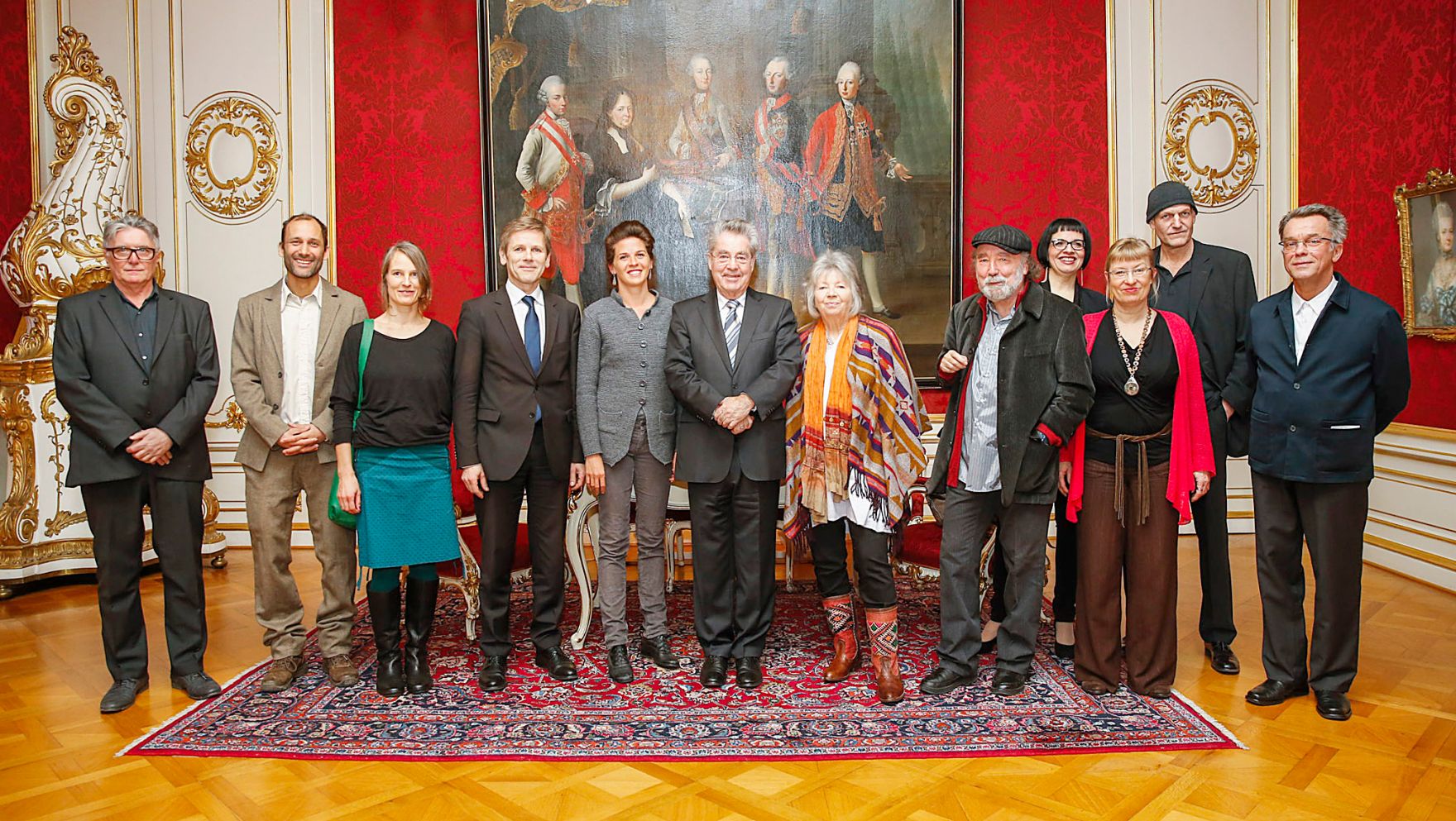 Am 20. J&auml;nner 2015 fand die &Uuml;berreichung des &Ouml;sterreichischen Kunstpreises 2014 mit Kunst -und Kulturminister Josef Ostermayer und Bundespr&auml;sident Heinz Fischer in der Pr&auml;sidentschaftskanzlei statt. Im Bild mit den Preistr&auml;gerinnen und Preistr&auml;gern.