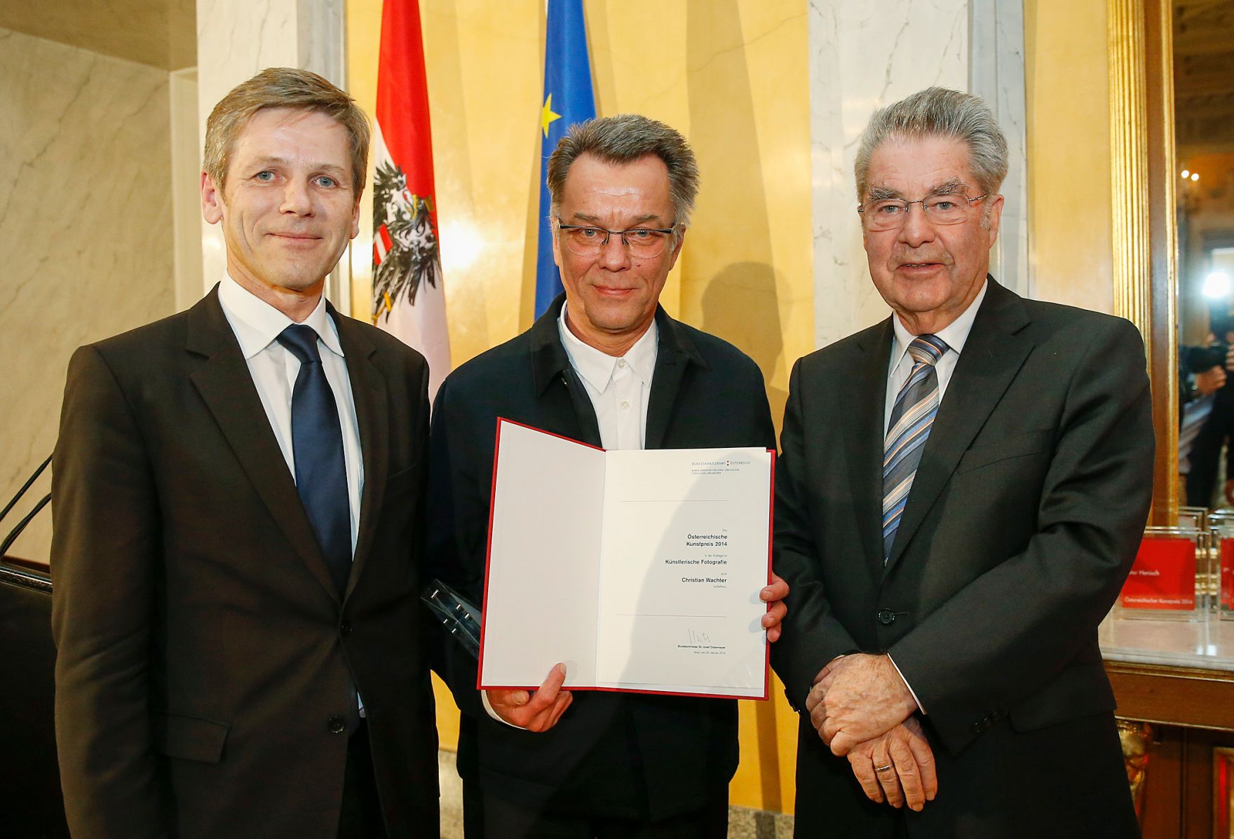 Am 20. J&auml;nner 2015 fand die &Uuml;berreichung des &Ouml;sterreichischen Kunstpreises 2014 mit Kunst -und Kulturminister Josef Ostermayer und Bundespr&auml;sident Heinz Fischer in der Pr&auml;sidentschaftskanzlei statt. Im Bild der Preistr&auml;ger in der Kategorie K&uuml;nstlerische Fotografie, Christian Wachter.