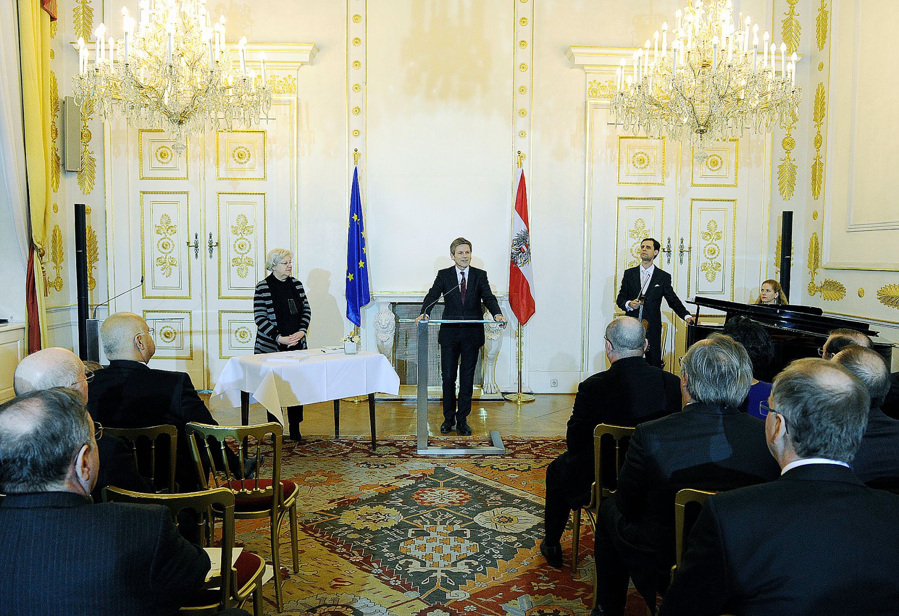 Am 27. J&auml;nner 2015 bestellte der Bundeskanzler Vertreterinnen und Vertreter der Wirtschaft zu Mitgliedern der bei der Bundesanstalt "Statistik &Ouml;sterreich" eingerichteten Wirtschaftskurie. Damit haben sie das Recht, die Bezeichnung "Kommerzialrat f&uuml;r die Statistik" zu f&uuml;hren. Im Bild Bundesminister Josef Ostermayer.