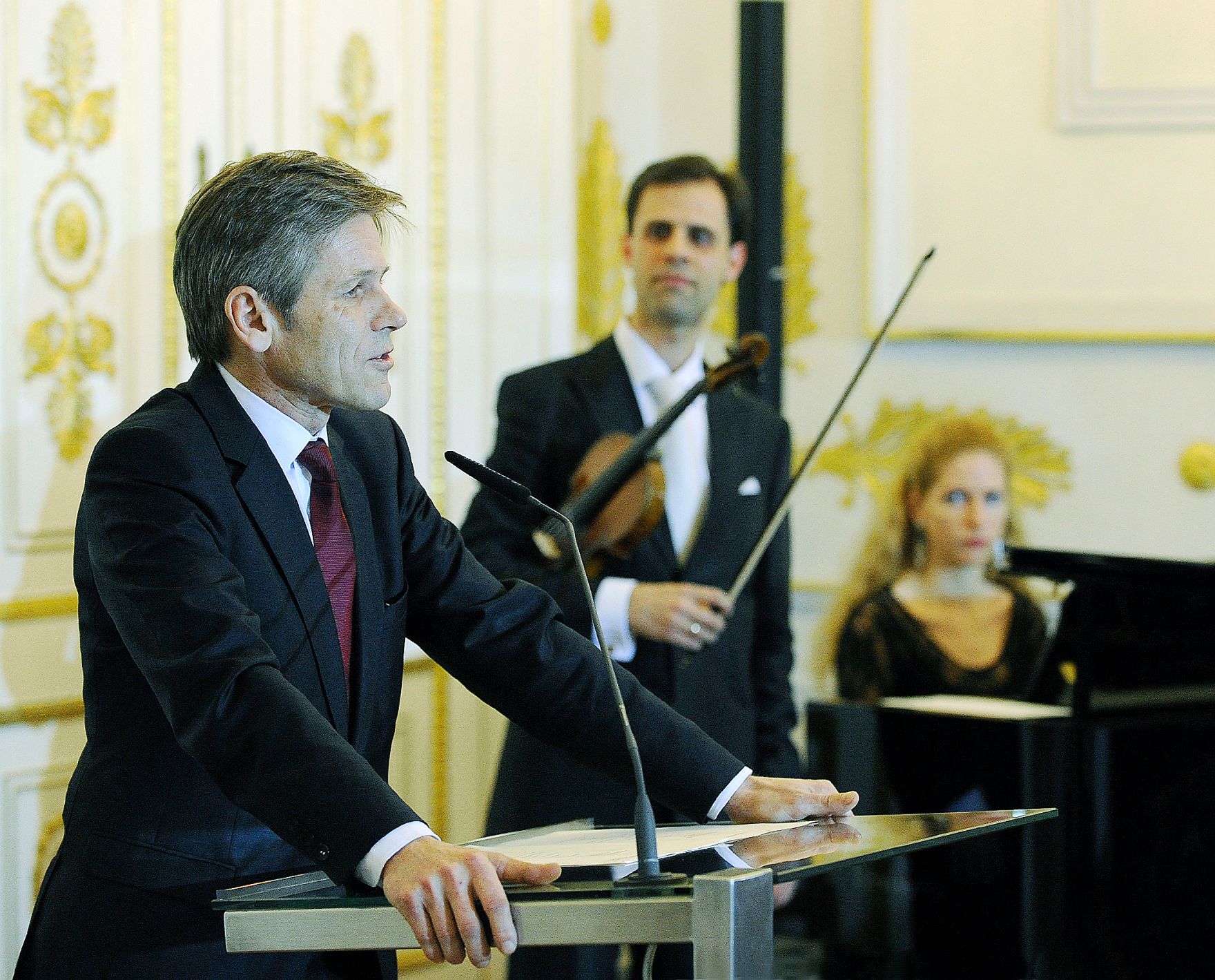 Am 27. J&auml;nner 2015 bestellte der Bundeskanzler Vertreterinnen und Vertreter der Wirtschaft zu Mitgliedern der bei der Bundesanstalt "Statistik &Ouml;sterreich" eingerichteten Wirtschaftskurie. Damit haben sie das Recht, die Bezeichnung "Kommerzialrat f&uuml;r die Statistik" zu f&uuml;hren. Im Bild Bundesminister Josef Ostermayer.