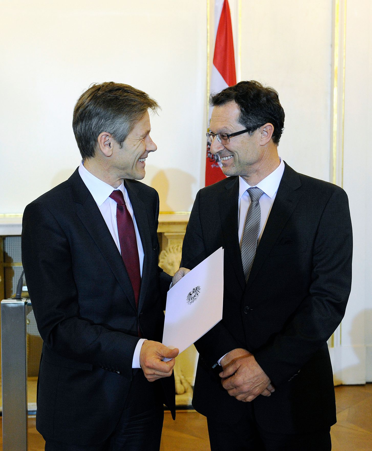 Am 27. J&auml;nner 2015 bestellte der Bundeskanzler Vertreterinnen und Vertreter der Wirtschaft zu Mitgliedern der bei der Bundesanstalt "Statistik &Ouml;sterreich" eingerichteten Wirtschaftskurie. Damit haben sie das Recht, die Bezeichnung "Kommerzialrat f&uuml;r die Statistik" zu f&uuml;hren. Im Bild Bundesminister Josef Ostermayer (l.) bei der Dekret&uuml;berreichung an Josef Habersatter (r.).