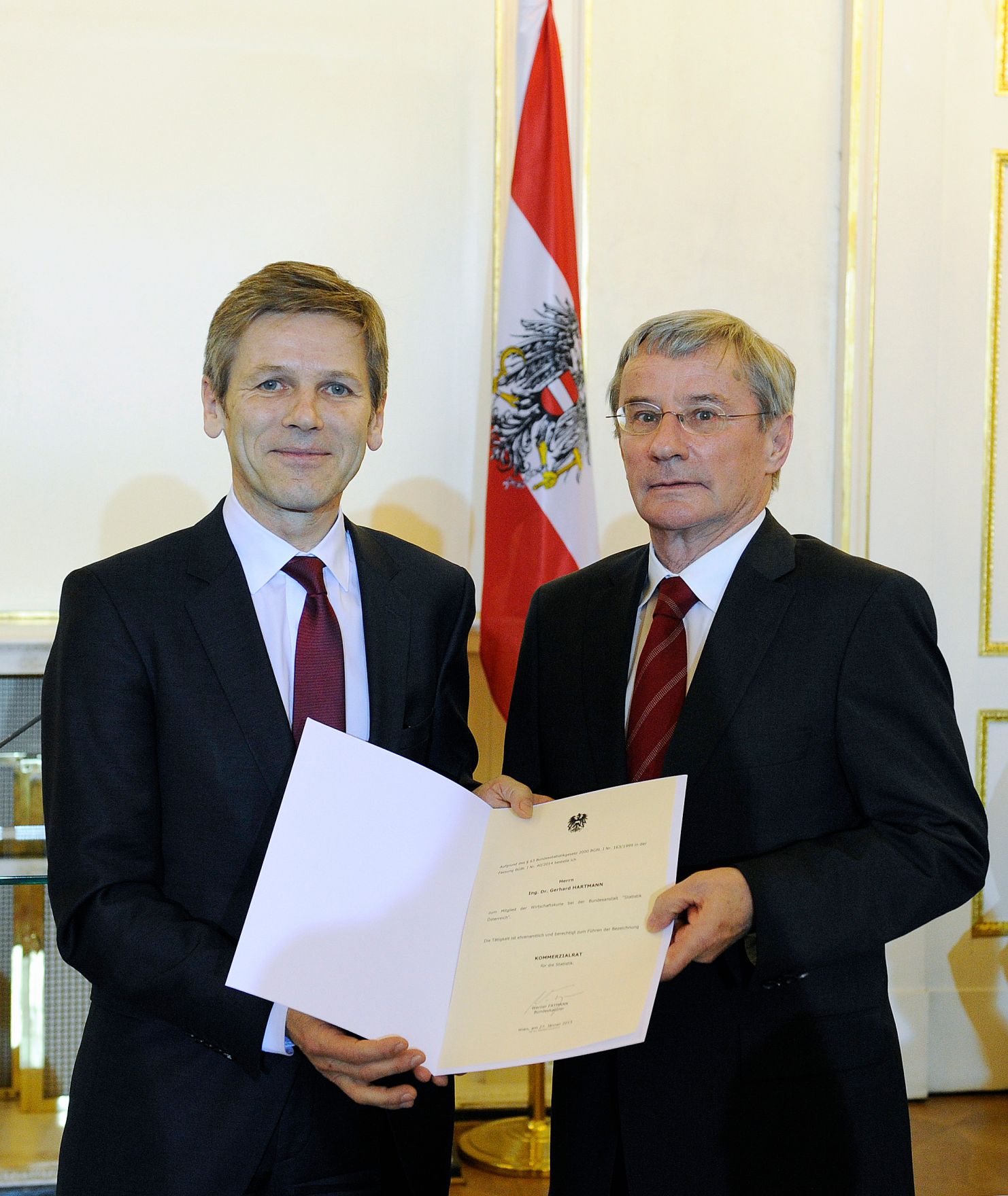 Am 27. J&auml;nner 2015 bestellte der Bundeskanzler Vertreterinnen und Vertreter der Wirtschaft zu Mitgliedern der bei der Bundesanstalt "Statistik &Ouml;sterreich" eingerichteten Wirtschaftskurie. Damit haben sie das Recht, die Bezeichnung "Kommerzialrat f&uuml;r die Statistik" zu f&uuml;hren. Im Bild Bundesminister Josef Ostermayer (l.) bei der Dekret&uuml;berreichung an Gerhard Hartmann (r.).
