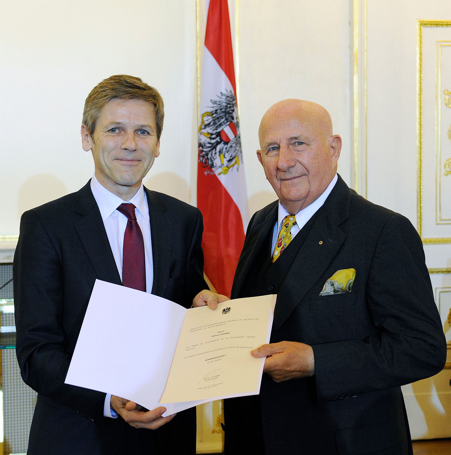 Am 27. J&auml;nner 2015 bestellte der Bundeskanzler Vertreterinnen und Vertreter der Wirtschaft zu Mitgliedern der bei der Bundesanstalt "Statistik &Ouml;sterreich" eingerichteten Wirtschaftskurie. Damit haben sie das Recht, die Bezeichnung "Kommerzialrat f&uuml;r die Statistik" zu f&uuml;hren. Im Bild Bundesminister Josef Ostermayer (l.) bei der Dekret&uuml;berreichung an Helmut Kaiser (r.).