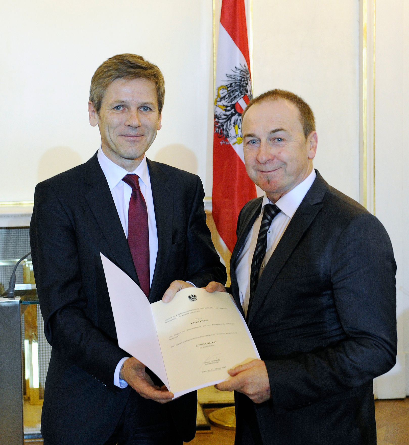 Am 27. J&auml;nner 2015 bestellte der Bundeskanzler Vertreterinnen und Vertreter der Wirtschaft zu Mitgliedern der bei der Bundesanstalt "Statistik &Ouml;sterreich" eingerichteten Wirtschaftskurie. Damit haben sie das Recht, die Bezeichnung "Kommerzialrat f&uuml;r die Statistik" zu f&uuml;hren. Im Bild Bundesminister Josef Ostermayer (l.) bei der Dekret&uuml;berreichung an Eduard Lieber (r.).