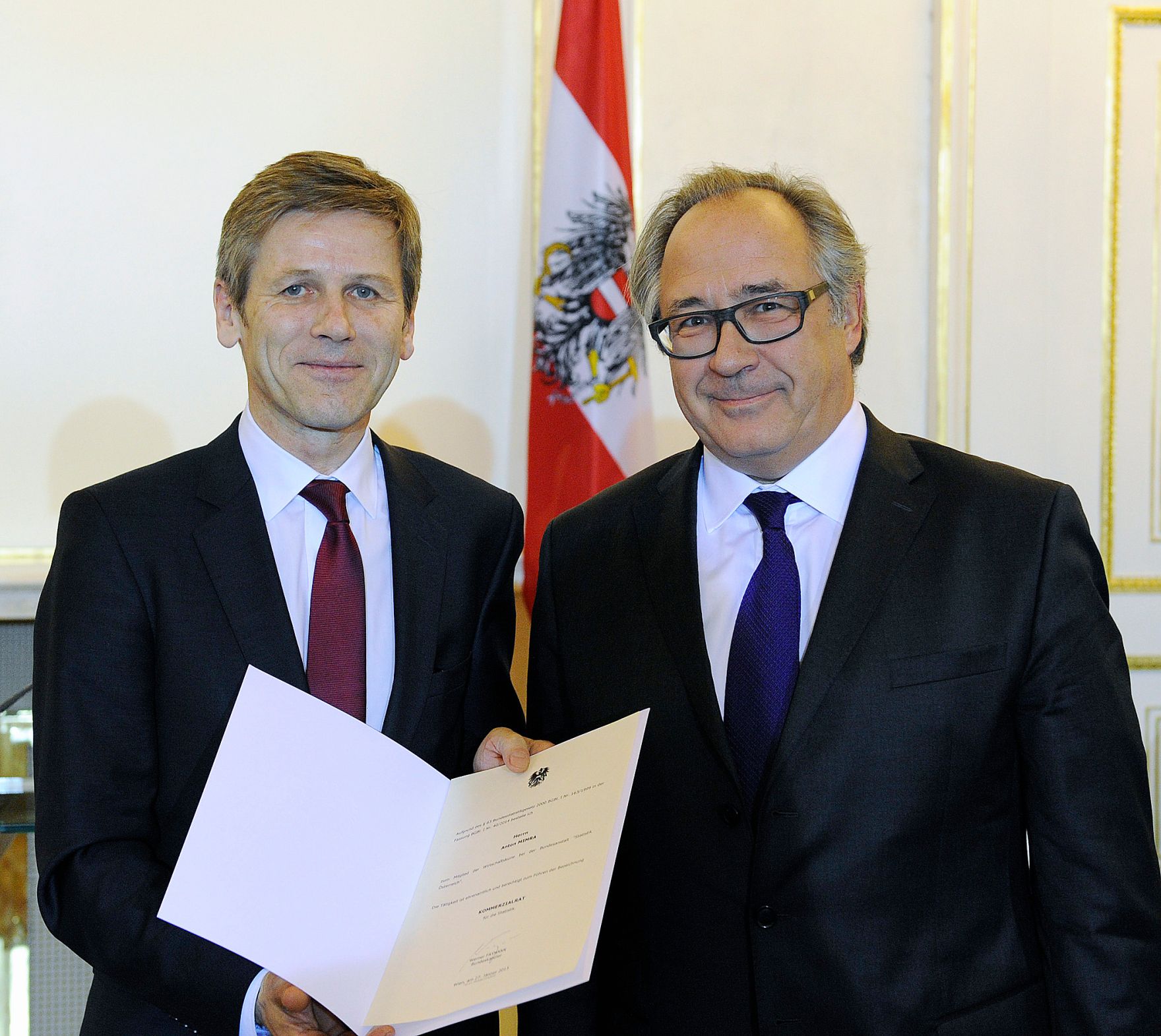 Am 27. J&auml;nner 2015 bestellte der Bundeskanzler Vertreterinnen und Vertreter der Wirtschaft zu Mitgliedern der bei der Bundesanstalt "Statistik &Ouml;sterreich" eingerichteten Wirtschaftskurie. Damit haben sie das Recht, die Bezeichnung "Kommerzialrat f&uuml;r die Statistik" zu f&uuml;hren. Im Bild Bundesminister Josef Ostermayer (l.) bei der Dekret&uuml;berreichung an Anton Mimra (r.).