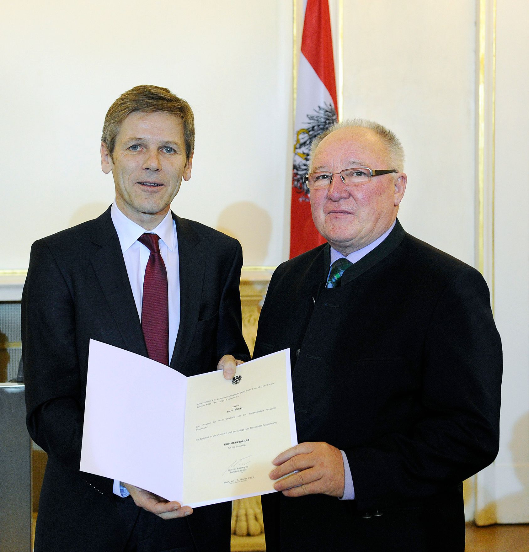 Am 27. J&auml;nner 2015 bestellte der Bundeskanzler Vertreterinnen und Vertreter der Wirtschaft zu Mitgliedern der bei der Bundesanstalt "Statistik &Ouml;sterreich" eingerichteten Wirtschaftskurie. Damit haben sie das Recht, die Bezeichnung "Kommerzialrat f&uuml;r die Statistik" zu f&uuml;hren. Im Bild Bundesminister Josef Ostermayer (l.) bei der Dekret&uuml;berreichung an Karl M&ouml;rth (r.).