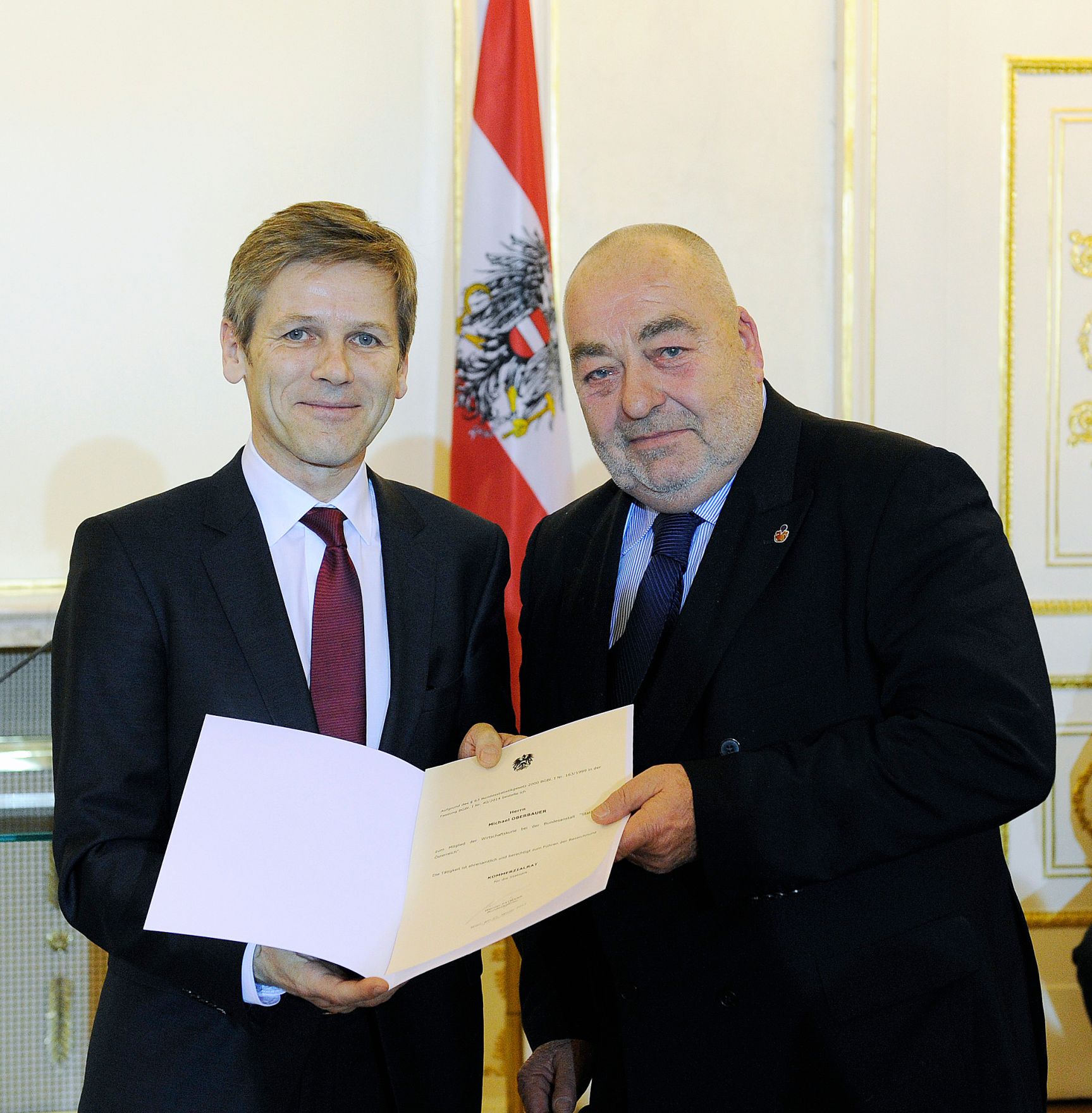Am 27. J&auml;nner 2015 bestellte der Bundeskanzler Vertreterinnen und Vertreter der Wirtschaft zu Mitgliedern der bei der Bundesanstalt "Statistik &Ouml;sterreich" eingerichteten Wirtschaftskurie. Damit haben sie das Recht, die Bezeichnung "Kommerzialrat f&uuml;r die Statistik" zu f&uuml;hren. Im Bild Bundesminister Josef Ostermayer (l.) bei der Dekret&uuml;berreichung an Michael Oberbauer (r.).