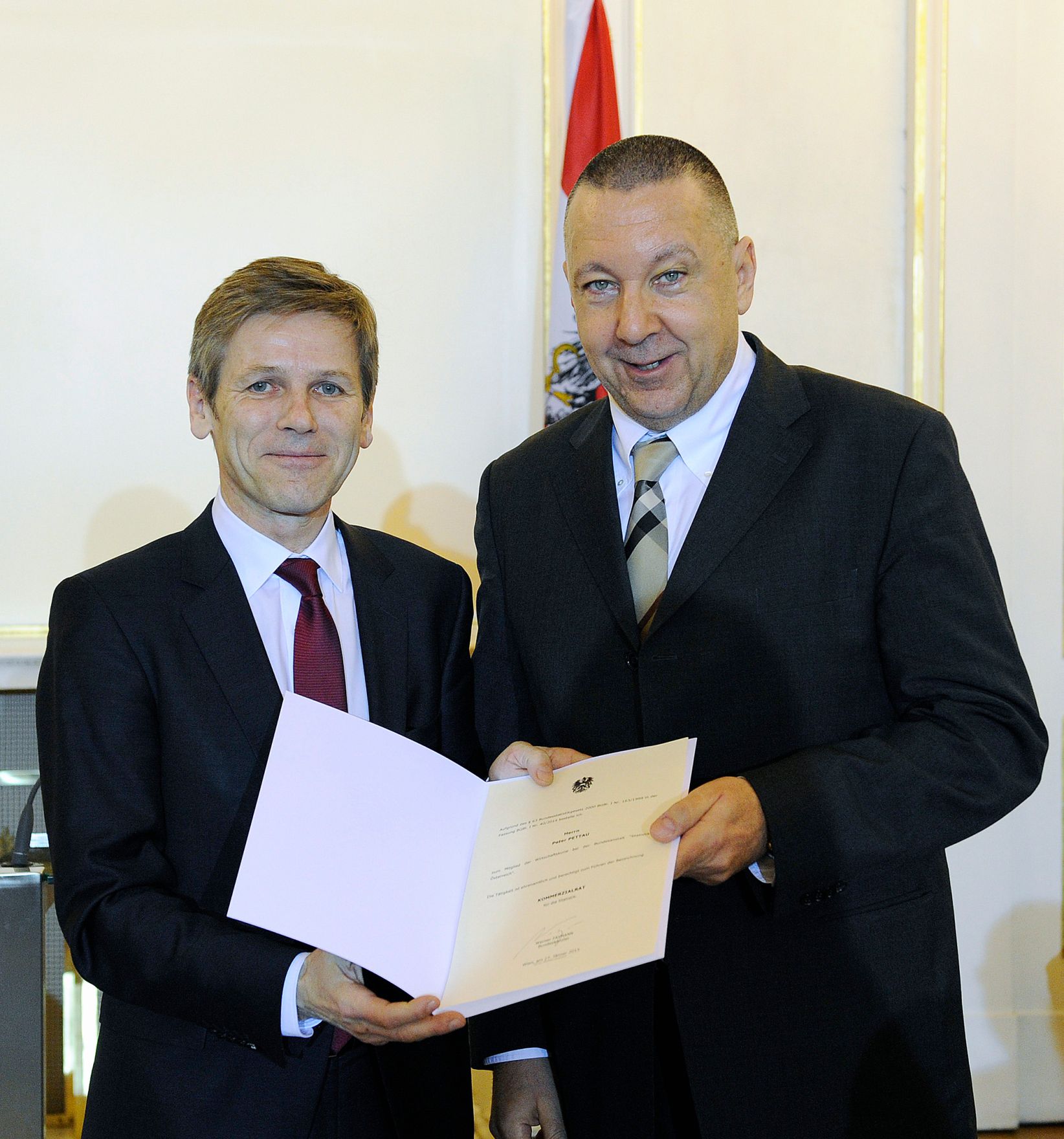 Am 27. J&auml;nner 2015 bestellte der Bundeskanzler Vertreterinnen und Vertreter der Wirtschaft zu Mitgliedern der bei der Bundesanstalt "Statistik &Ouml;sterreich" eingerichteten Wirtschaftskurie. Damit haben sie das Recht, die Bezeichnung "Kommerzialrat f&uuml;r die Statistik" zu f&uuml;hren. Im Bild Bundesminister Josef Ostermayer (l.) bei der Dekret&uuml;berreichung an Peter Pettau (r.).