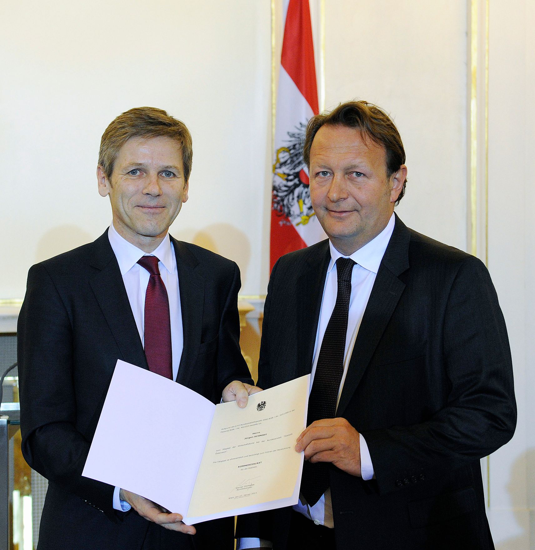 Am 27. J&auml;nner 2015 bestellte der Bundeskanzler Vertreterinnen und Vertreter der Wirtschaft zu Mitgliedern der bei der Bundesanstalt "Statistik &Ouml;sterreich" eingerichteten Wirtschaftskurie. Damit haben sie das Recht, die Bezeichnung "Kommerzialrat f&uuml;r die Statistik" zu f&uuml;hren. Im Bild Bundesminister Josef Ostermayer (l.) bei der Dekret&uuml;berreichung an J&uuml;rgen Schmidt (r.).