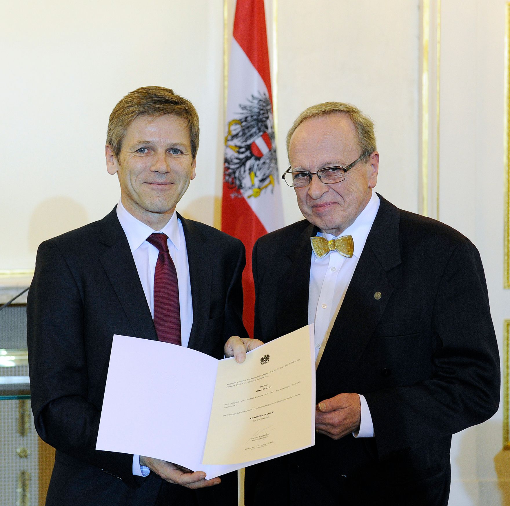 Am 27. J&auml;nner 2015 bestellte der Bundeskanzler Vertreterinnen und Vertreter der Wirtschaft zu Mitgliedern der bei der Bundesanstalt "Statistik &Ouml;sterreich" eingerichteten Wirtschaftskurie. Damit haben sie das Recht, die Bezeichnung "Kommerzialrat f&uuml;r die Statistik" zu f&uuml;hren. Im Bild Bundesminister Josef Ostermayer (l.) bei der Dekret&uuml;berreichung an Otto Skach (r.).