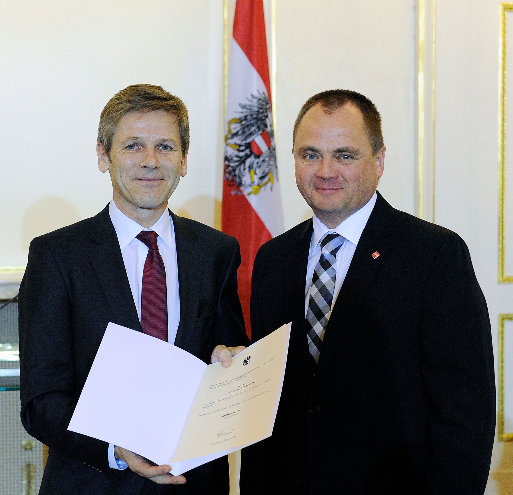 Am 27. J&auml;nner 2015 bestellte der Bundeskanzler Vertreterinnen und Vertreter der Wirtschaft zu Mitgliedern der bei der Bundesanstalt "Statistik &Ouml;sterreich" eingerichteten Wirtschaftskurie. Damit haben sie das Recht, die Bezeichnung "Kommerzialrat f&uuml;r die Statistik" zu f&uuml;hren. Im Bild Bundesminister Josef Ostermayer (l.) bei der Dekret&uuml;berreichung an Peter Andreas Springsits (r.).