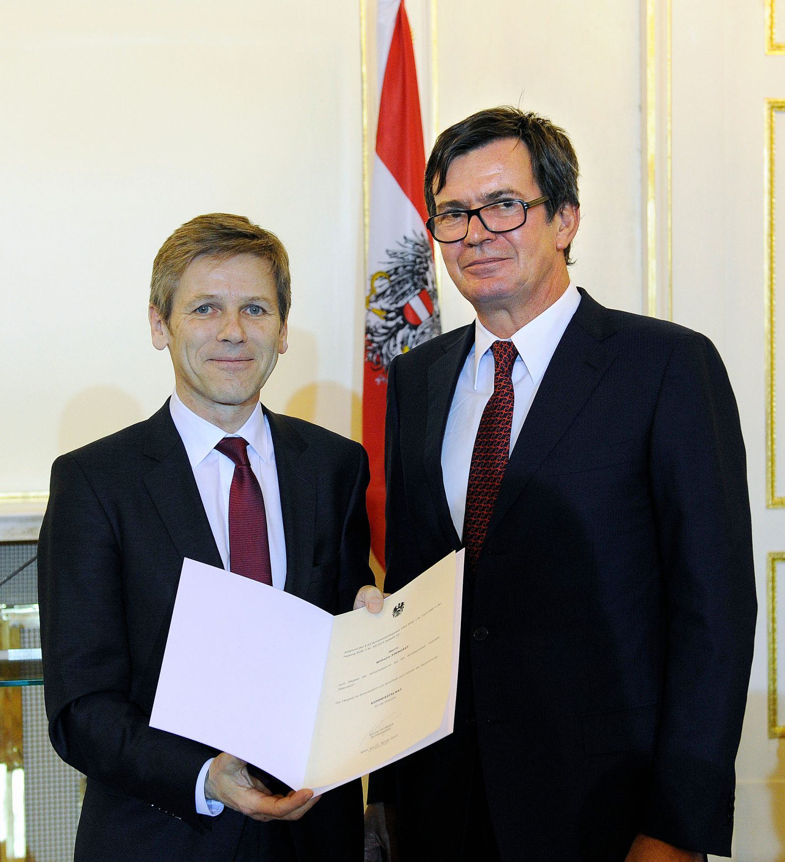Am 27. J&auml;nner 2015 bestellte der Bundeskanzler Vertreterinnen und Vertreter der Wirtschaft zu Mitgliedern der bei der Bundesanstalt "Statistik &Ouml;sterreich" eingerichteten Wirtschaftskurie. Damit haben sie das Recht, die Bezeichnung "Kommerzialrat f&uuml;r die Statistik" zu f&uuml;hren. Im Bild Bundesminister Josef Ostermayer (l.) bei der Dekret&uuml;berreichung an Wilhelm Zirngast (r.).