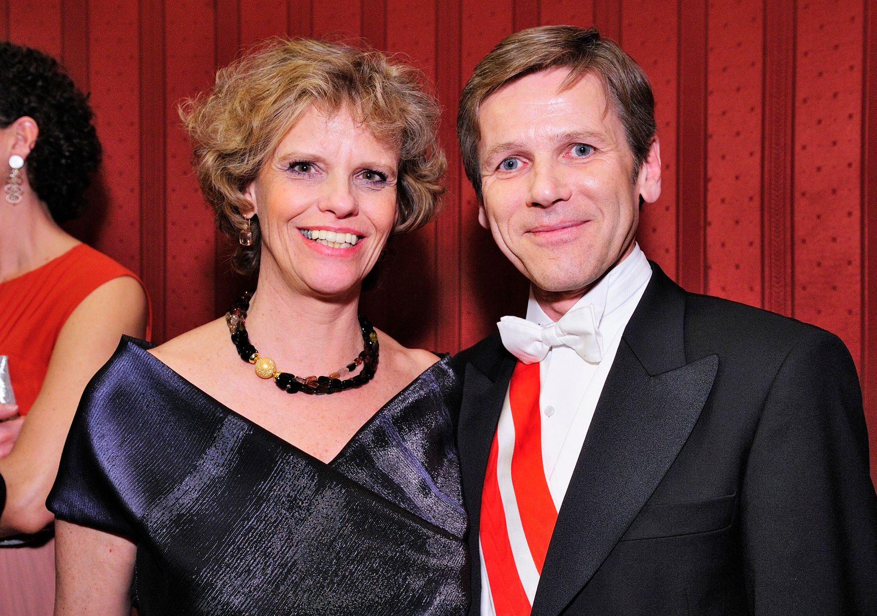 Am 12. Februar 2015 besuchte Kanzleramtsminister Josef Ostermayer (r.) den Wiener Opernball. Im Bild mit Sabine Haag Generaldirektorin des KHM-Museumsverbandes und Direktorin der Kunstkammer (l.).