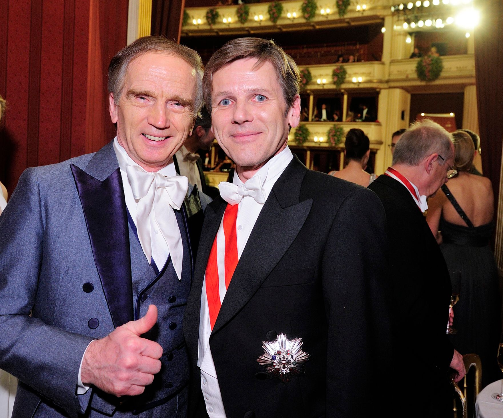 Am 12. Februar 2015 besuchte Kanzleramtsminister Josef Ostermayer (r.) den Wiener Opernball. Im Bild mit dem Magier Magic Christian (l.).