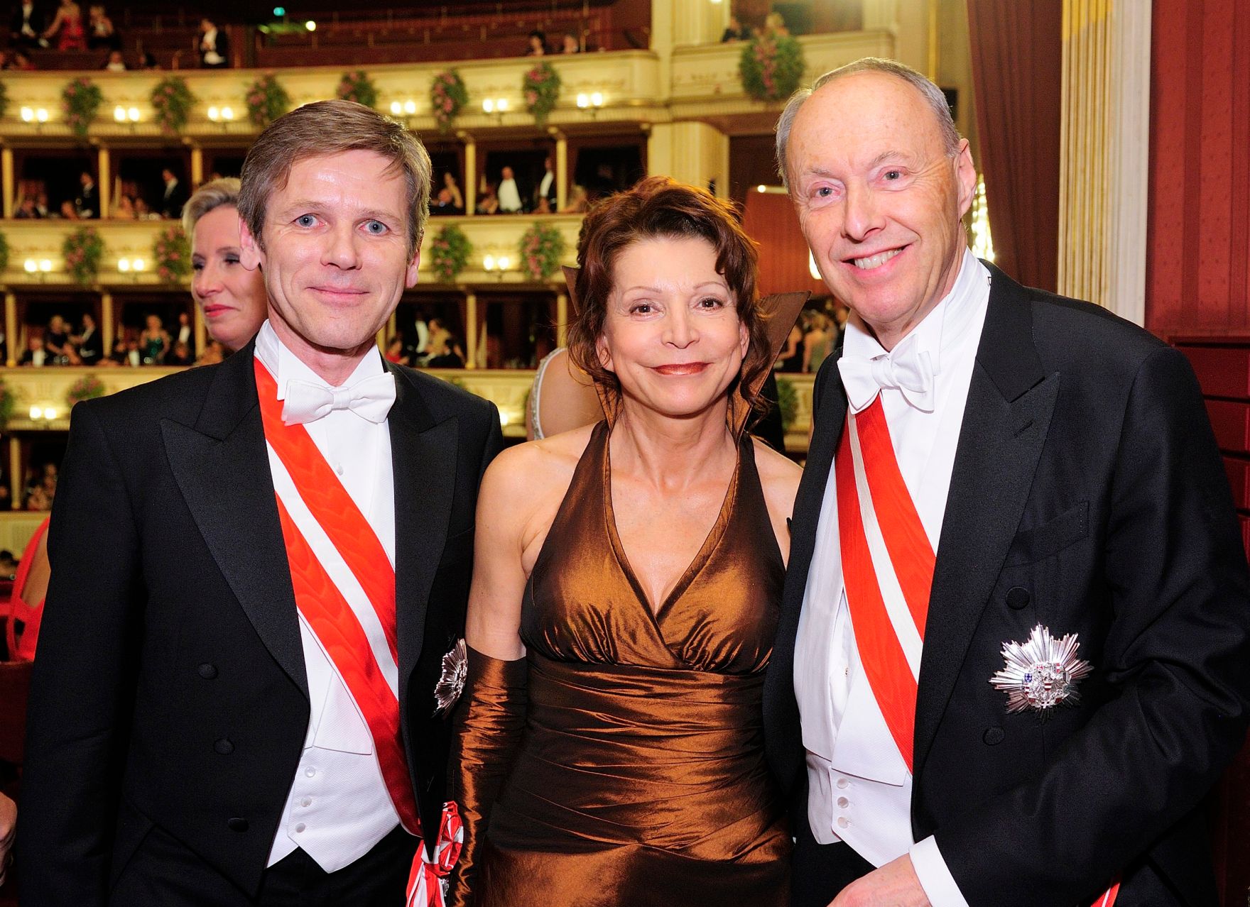 Am 12. Februar 2015 besuchte Kanzleramtsminister Josef Ostermayer (l.) den Wiener Opernball. Im Bild mit Anna Badora (m.) und Wolfgang Ruttenstorfer (r.).