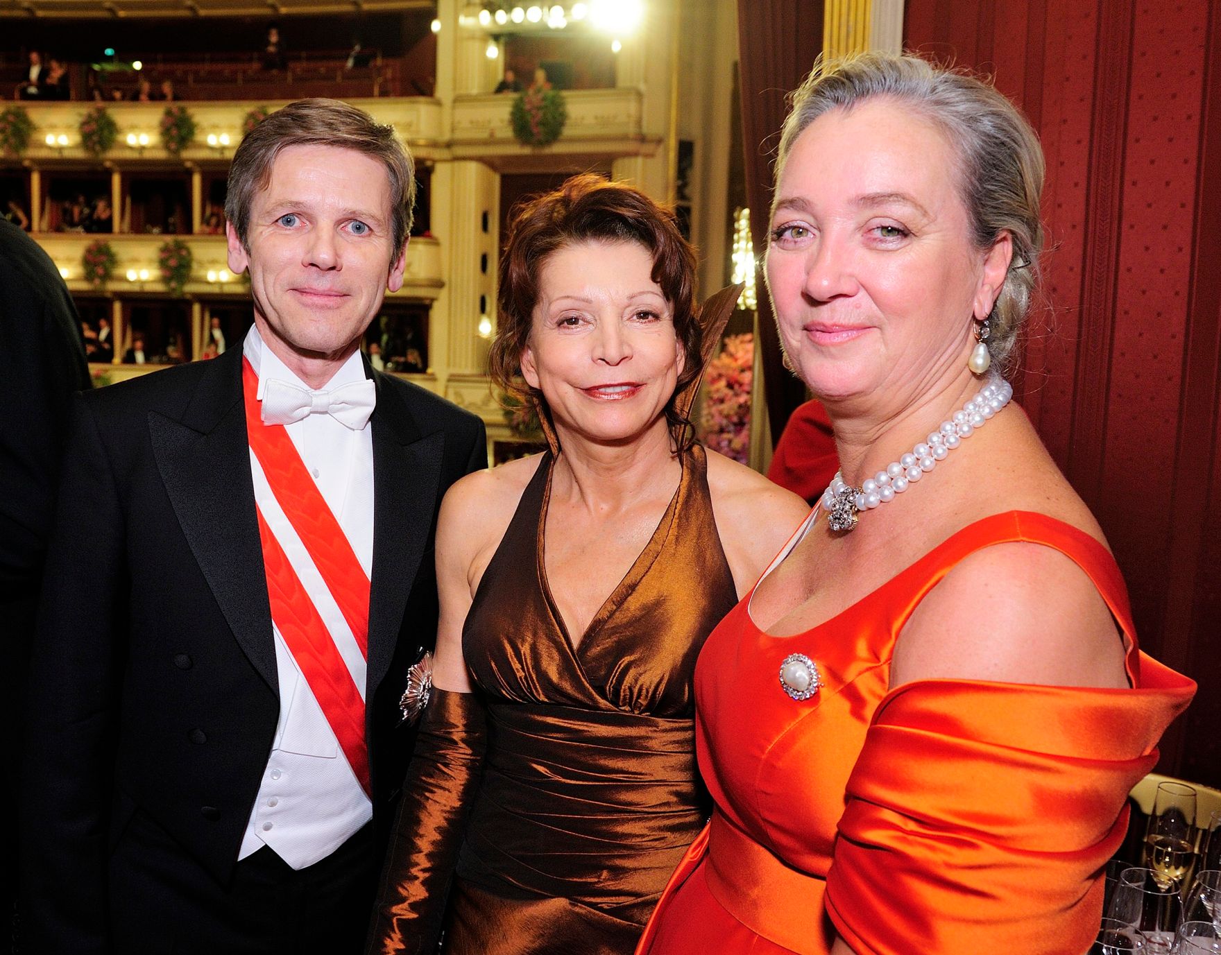 Am 12. Februar 2015 besuchte Kanzleramtsminister Josef Ostermayer (l.) den Wiener Opernball. Im Bild mit Anna Badora (m.) und Agnes Husslein-Arco (r.).