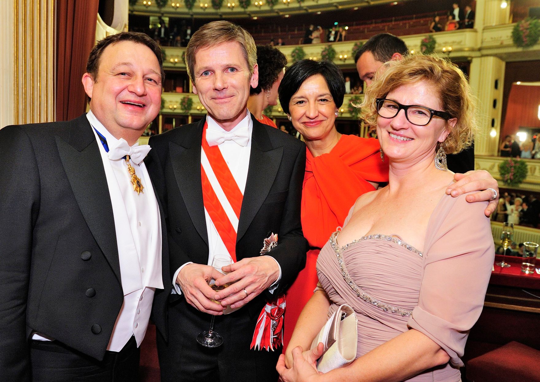 Am 12. Februar 2015 besuchte Kanzleramtsminister Josef Ostermayer (m.l.) den Wiener Opernball. Im Bild Ehefrau Manuela (m.r.) und Josef (l.) und Renate (r.) Kalina.