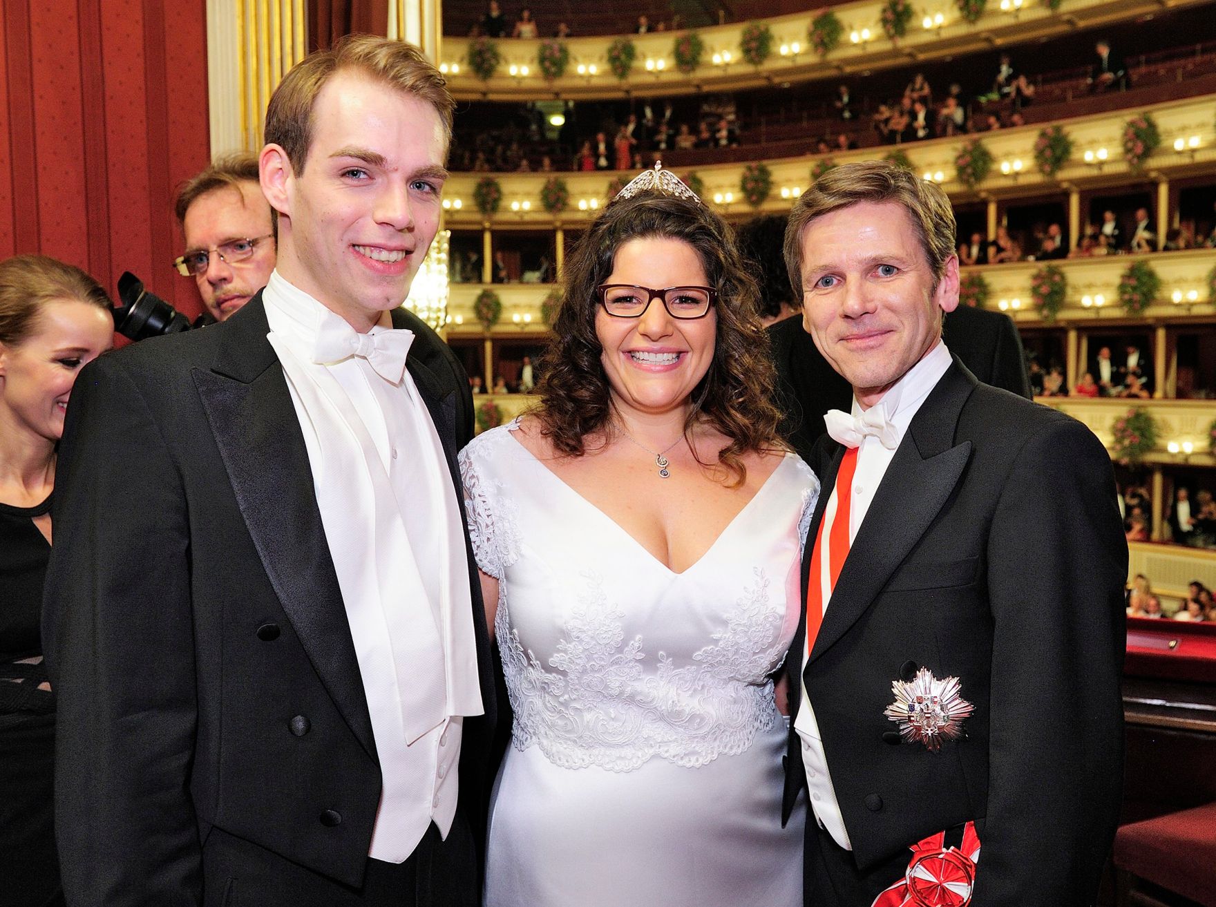 Am 12. Februar 2015 besuchte Kanzleramtsminister Josef Ostermayer (r.) den Wiener Opernball. Im Bild mit einem der Deb&uuml;tantenpaare.