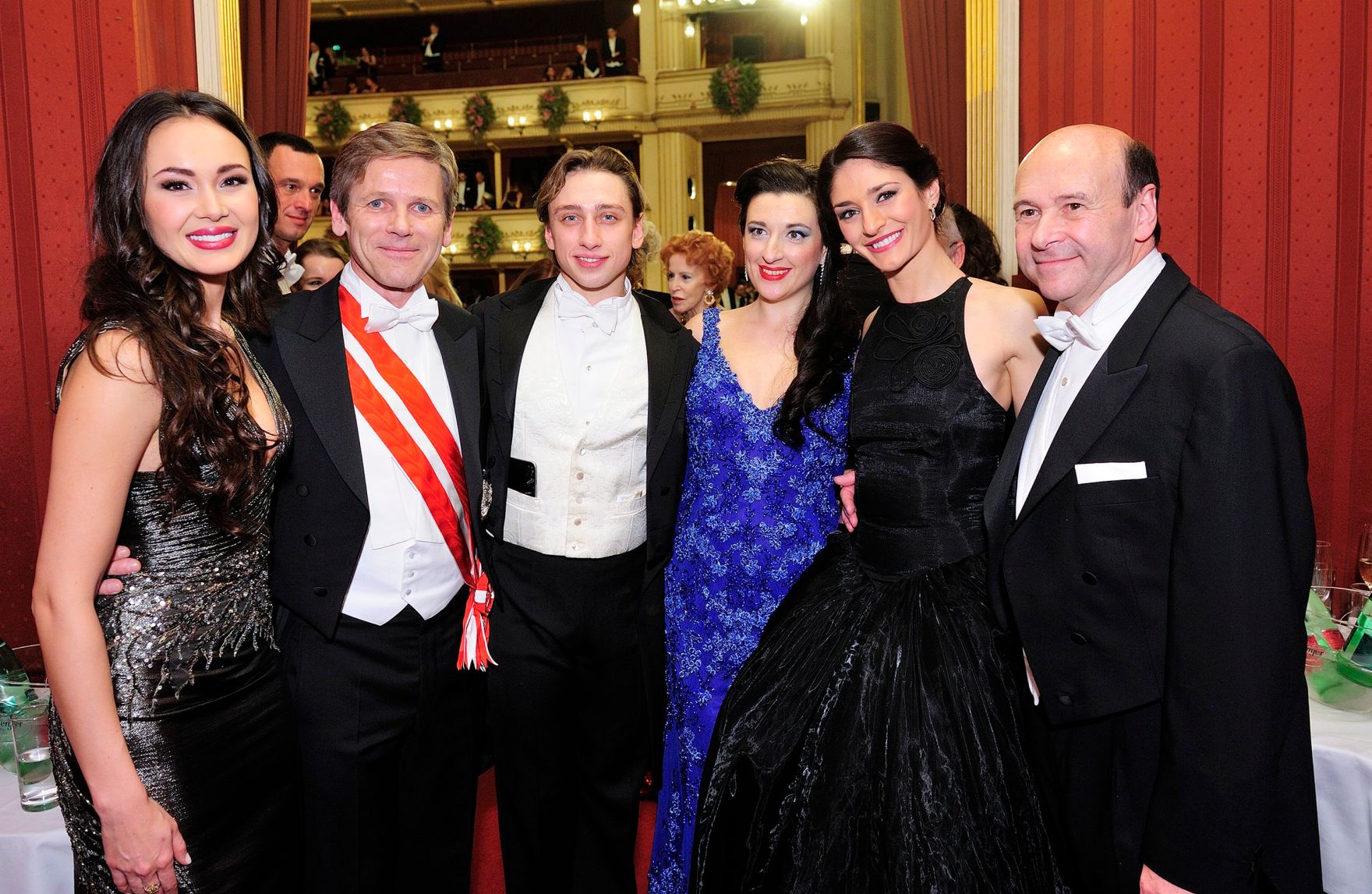 Am 12. Februar 2015 besuchte Kanzleramtsminister Josef Ostermayer (2.v.l.) den Wiener Opernball. Im Bild mit Staatsoperndirektor Dominique Meyer (r.) und K&uuml;nstlerInnen der Staatsoper.
