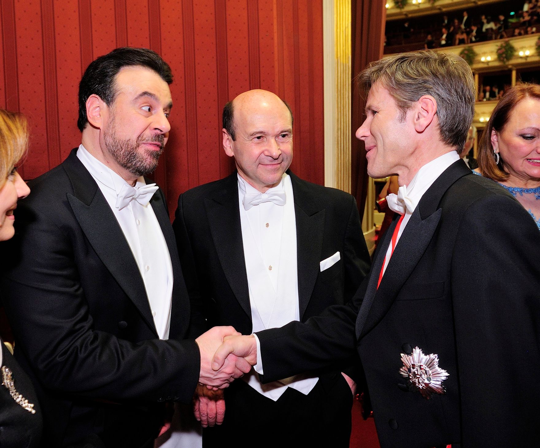 Am 12. Februar 2015 besuchte Kanzleramtsminister Josef Ostermayer (r.) den Wiener Opernball. Im Bild mit Staatsoperndirektor Dominique Meyer (m.) und Operns&auml;nger Carlos &Aacute;lvarez (l.).