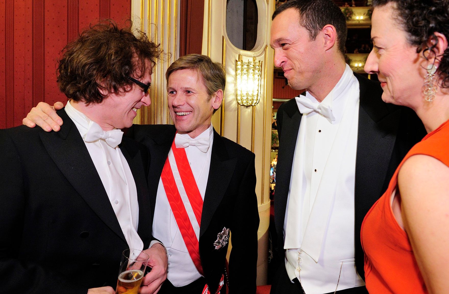 Am 12. Februar 2015 besuchte Kanzleramtsminister Josef Ostermayer (m.l.) den Wiener Opernball. Im Bild mit Genetiker Josef Penninger (l.) und dem Deutschen Autor Albert Ostermaier (m.r.) mit Ehefrau.