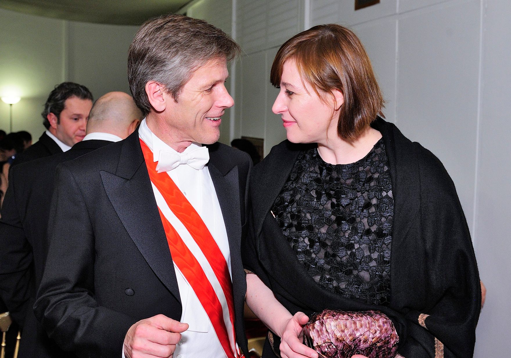 Am 12. Februar 2015 besuchte Kanzleramtsminister Josef Ostermayer (l.) den Wiener Opernball. Im Bild mit Susanne Moser (r.) von der Komischen Oper Berlin.