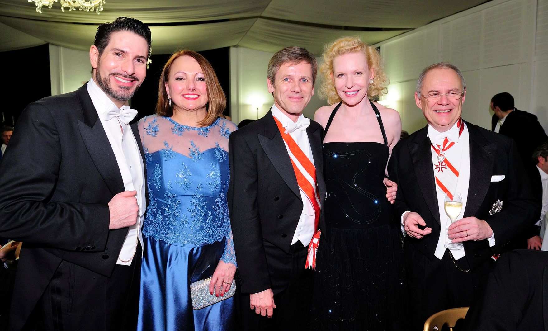 Am 12. Februar 2015 besuchte Kanzleramtsminister Josef Ostermayer (m.) den Wiener Opernball. Im Bild mit Schauspielerin Sunnyi Melles (m.r.) und Sektionschef Manfred Matzka (r.) mit Ehefrau Anica (m.l.).