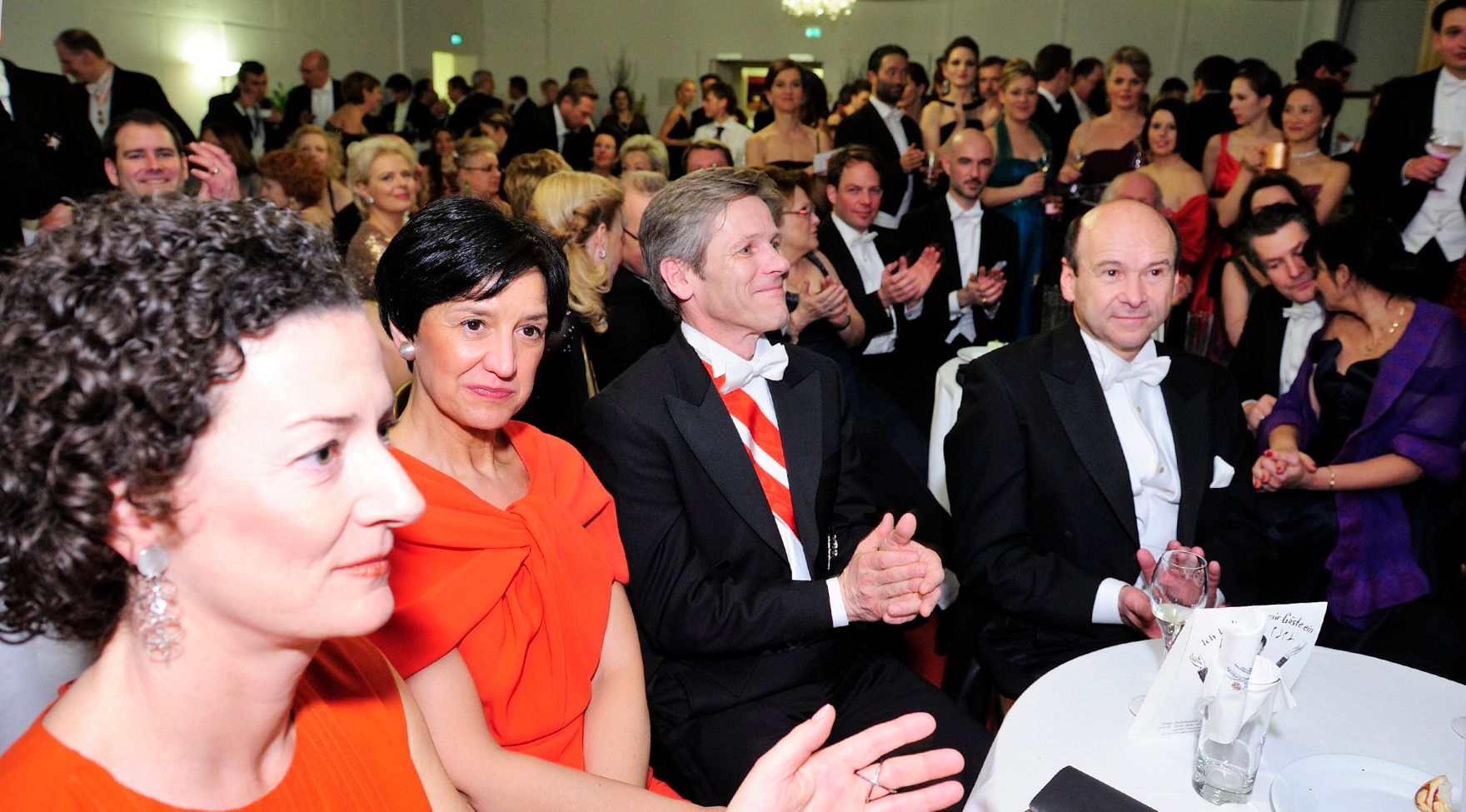 Am 12. Februar 2015 besuchte Kanzleramtsminister Josef Ostermayer (m.r.) den Wiener Opernball. Im Bild mit Ehefrau Manuela (m.l.) und Staatsoperndirektor Dominique Meyer (r.).