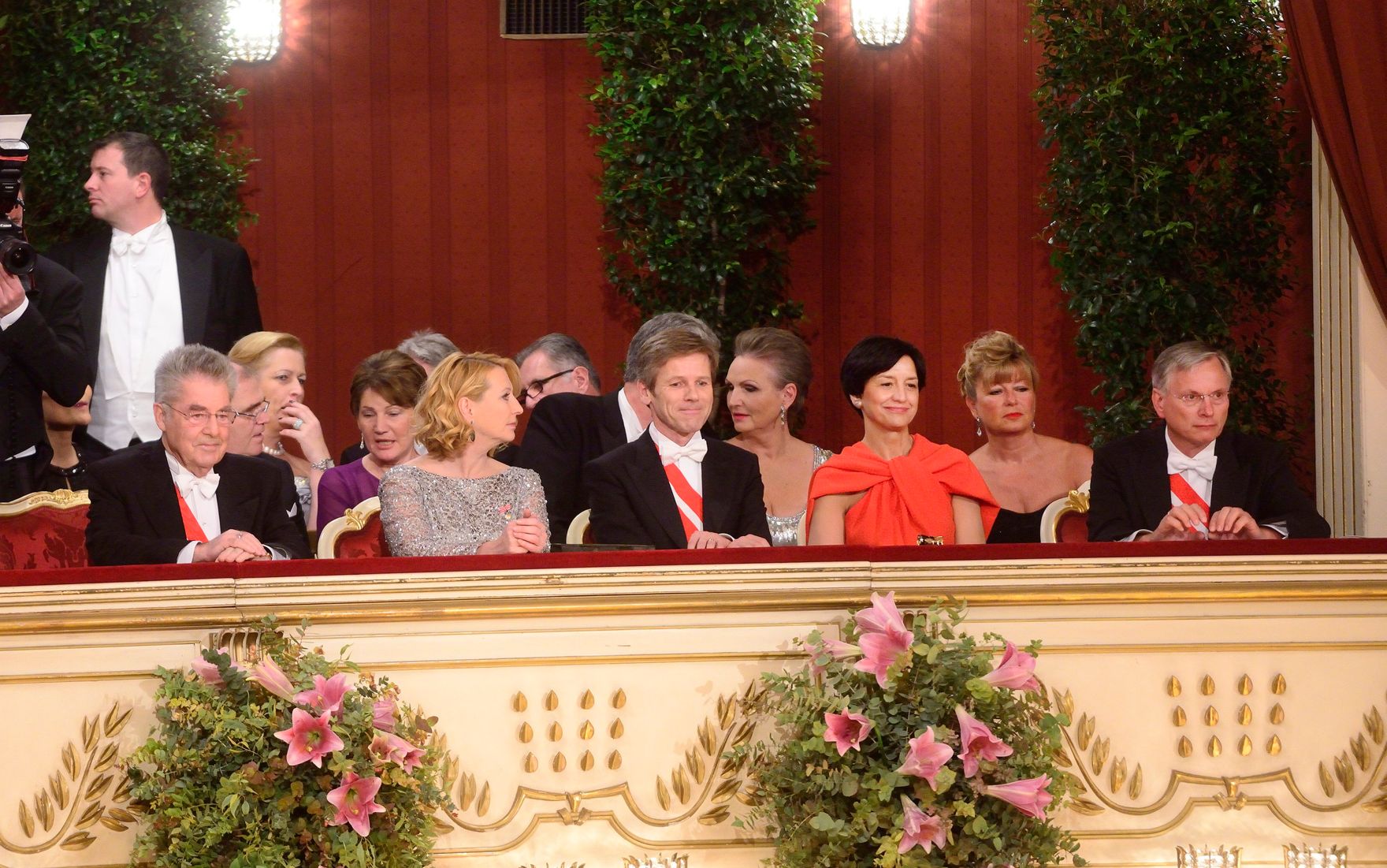 Am 12. Februar 2015 besuchte Kanzleramtsminister Josef Ostermayer den Wiener Opernball. Im Bild (v.l.n.r.) Bundespr&auml;sident Heinz Fischer, Parlamentspr&auml;sidentin Doris Bures, Kanzleramtsminister Josef Ostermayer mit Ehefrau Manuela und Verkehrsminister Alois St&ouml;ger in der Loge des Bundespr&auml;sidenten.