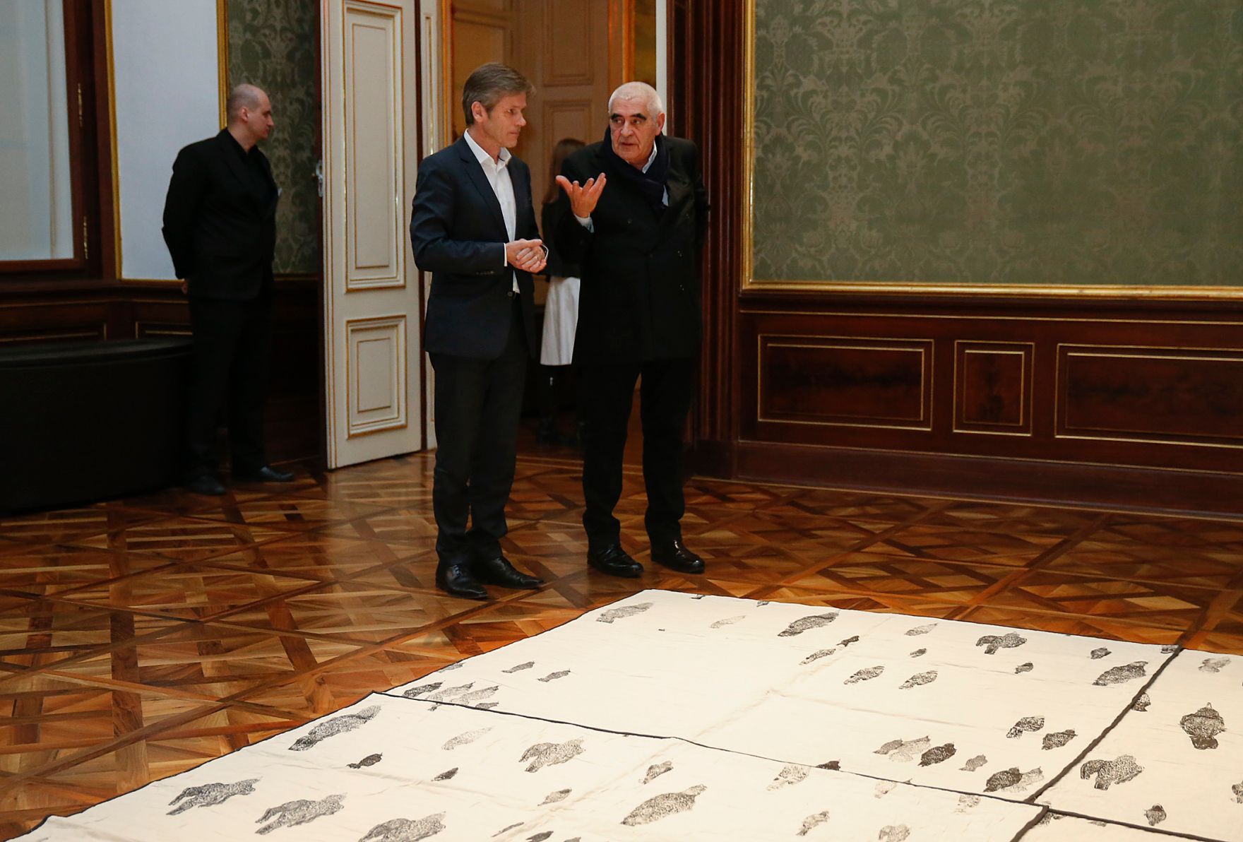 Am 26. Februar 2015 hielt Kunst -und Kulturminister Josef Ostermayer (l.) bei der Ausstellungser&ouml;ffnung "Vienna for Art`s Sake!" eine Rede. Im Bild mit Peter Noever (r.). 