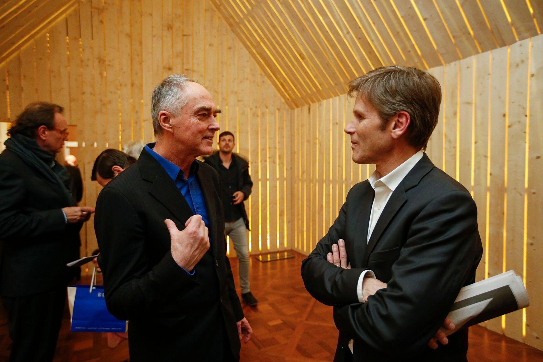 Am 26. Februar 2015 hielt Kunst -und Kulturminister Josef Ostermayer (r.) bei der Ausstellungser&ouml;ffnung "Vienna for Art`s Sake!" eine Rede. Im Bild mit dem K&uuml;nstler Hans Kupelwieser (l.).