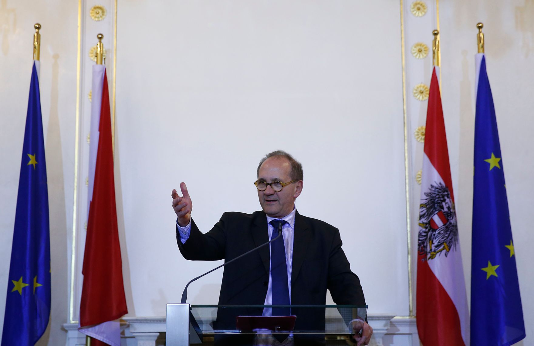 Am 26. Februar 2015 &uuml;berreichte Kunst -und Kulturminister Josef Ostermayer die Urkunde, mit der Musiker und Komponist Klaus Pruensterder Berufstitel Professor verliehen wurde. Im Bild der Laudator Robert Reumann.