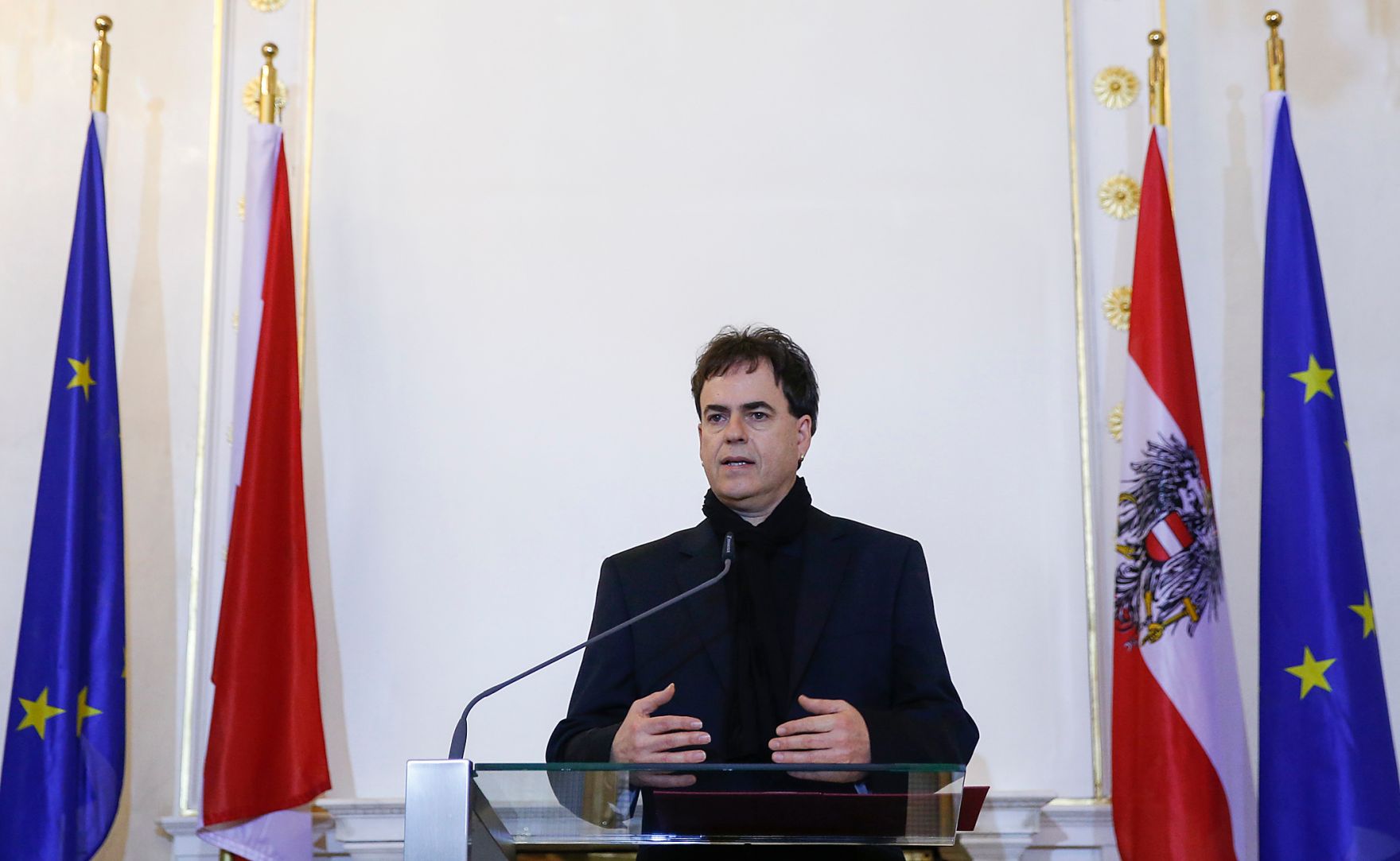 Am 26. Februar 2015 &uuml;berreichte Kunst -und Kulturminister Josef Ostermayer die Urkunde, mit der Musiker und Komponist Klaus Pruenster (im Bild) der Berufstitel Professor verliehen wurde.